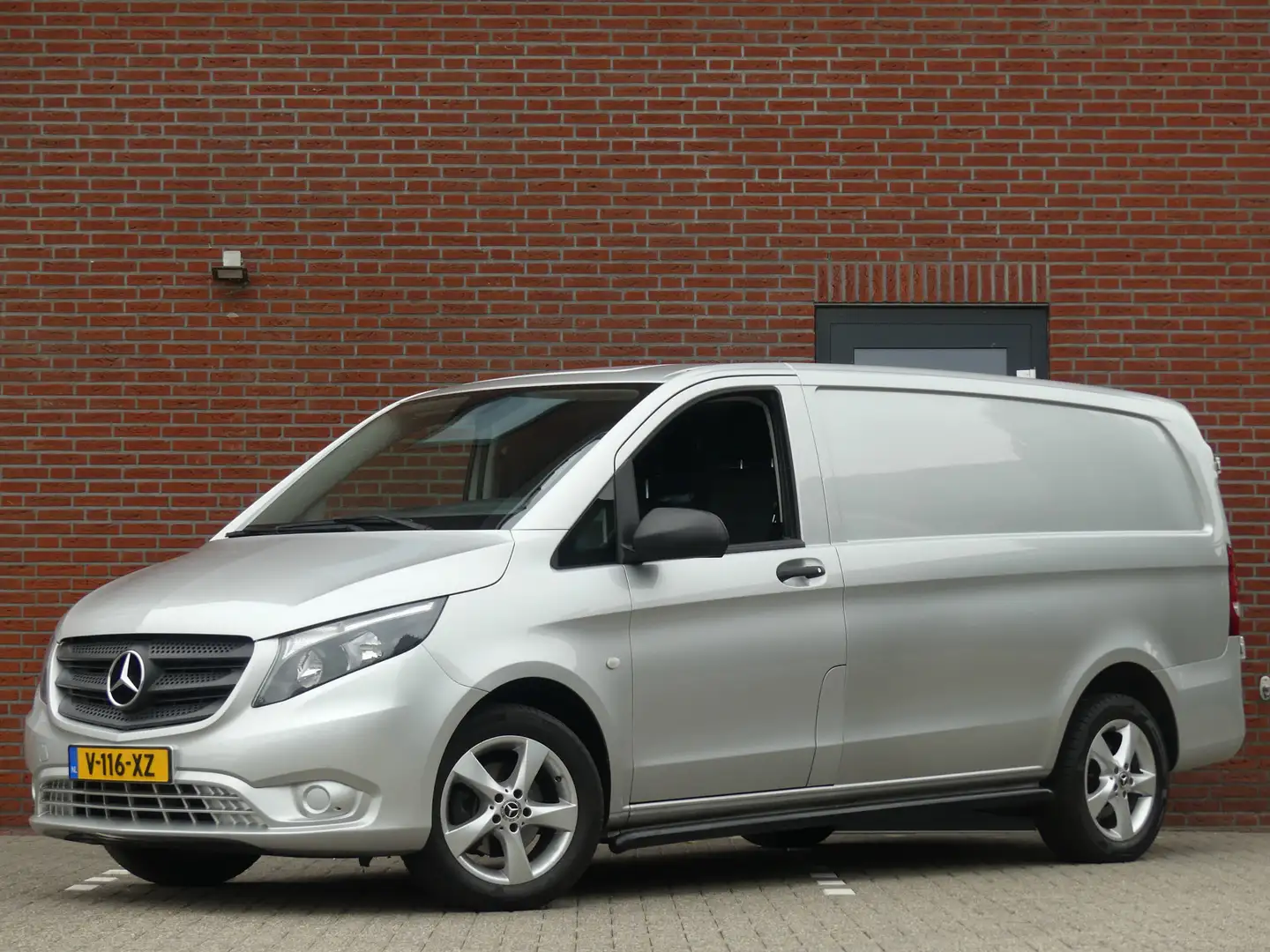 Mercedes-Benz Vito 111 CDI Lang Airco/Trekhaak/Lichtmetalen velgen Grijs - 1