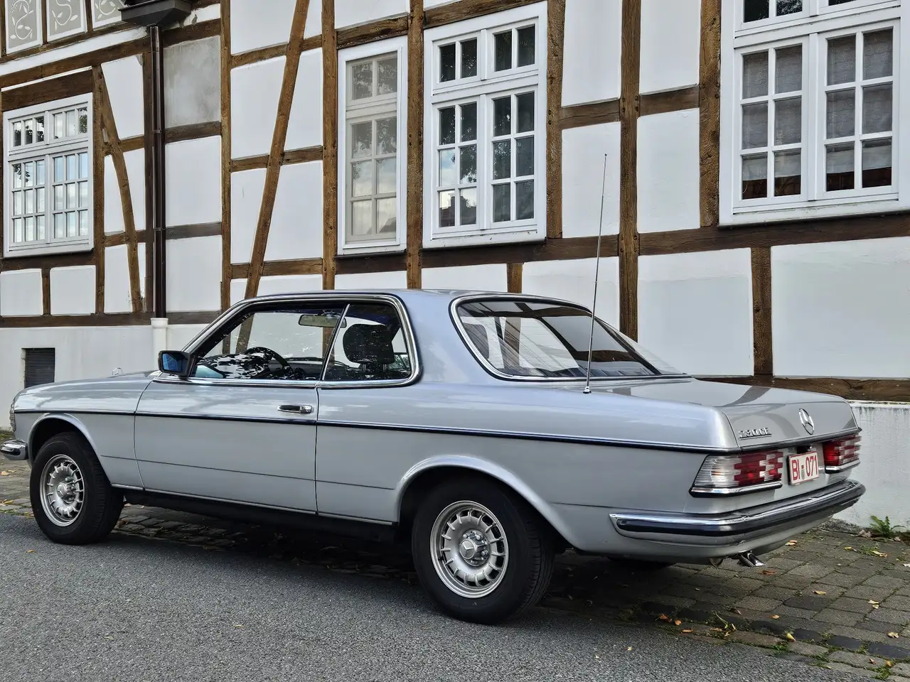 Mercedes-Benz 230, foto 2