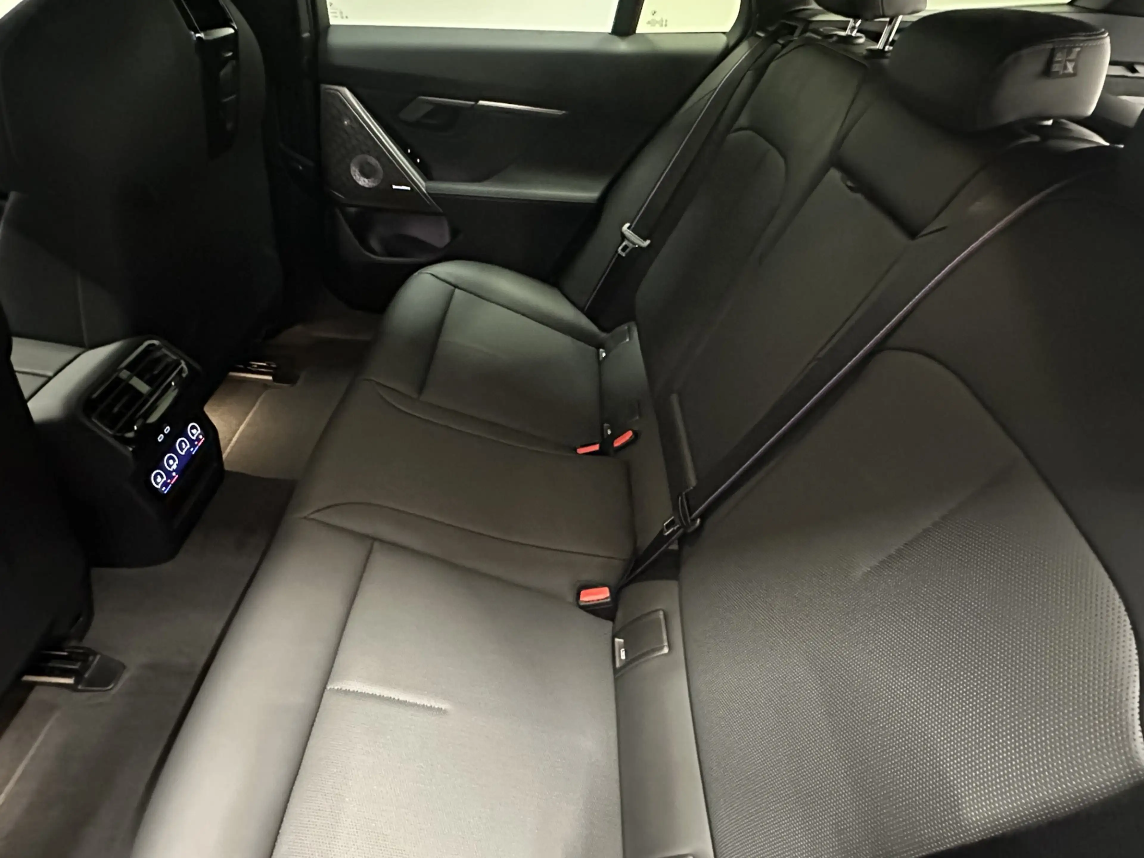BMW 550 e xDrive — photo 11