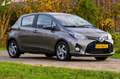 Toyota Yaris 1.5 Hybrid Automaat 1e Eig. 51.685 km +NAP NL-auto Grau - thumbnail 2