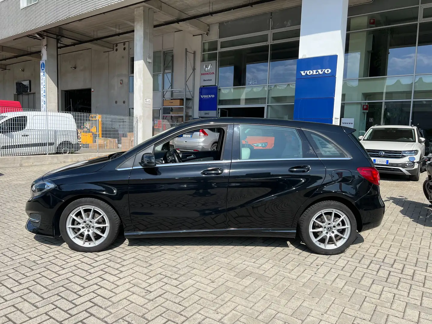 Mercedes-Benz B 180 d Premium Next auto ** UNIPROP. - IVA ESPOSTA ** Zwart - 2