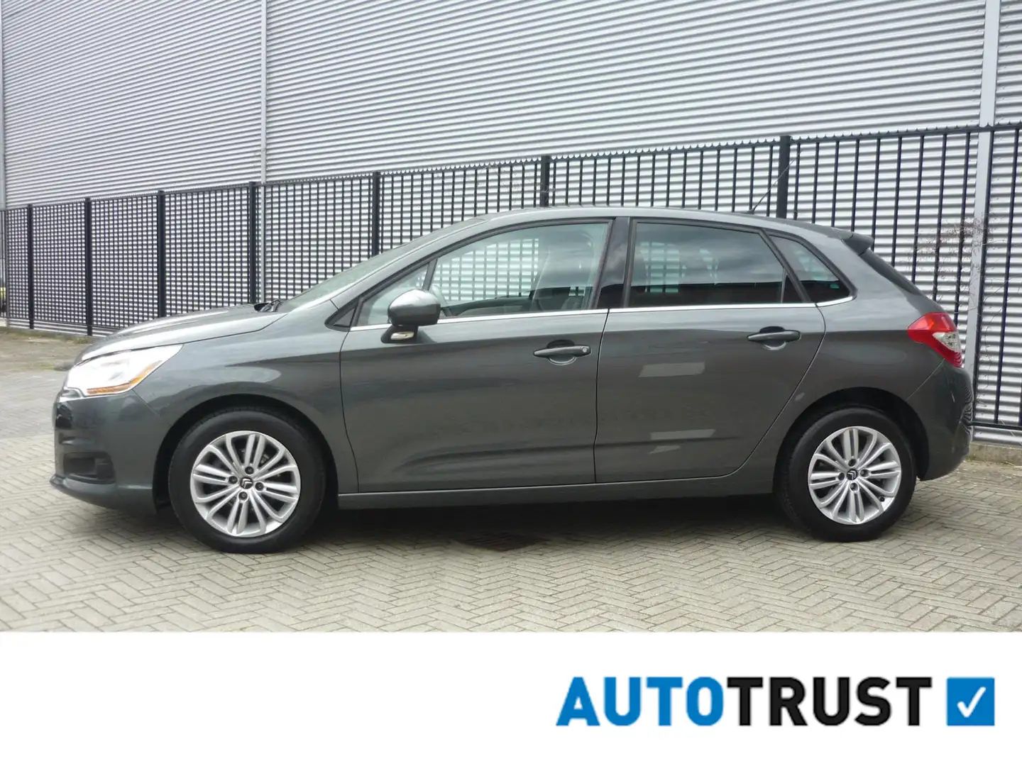 Citroen C4 1.2 PureTech Exclusive NLauto DealerOH Navi PDC Grijs - 2