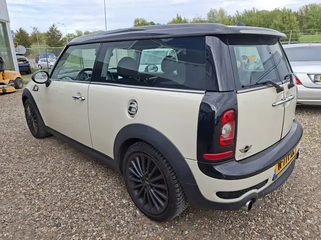 MINI Clubman view 2