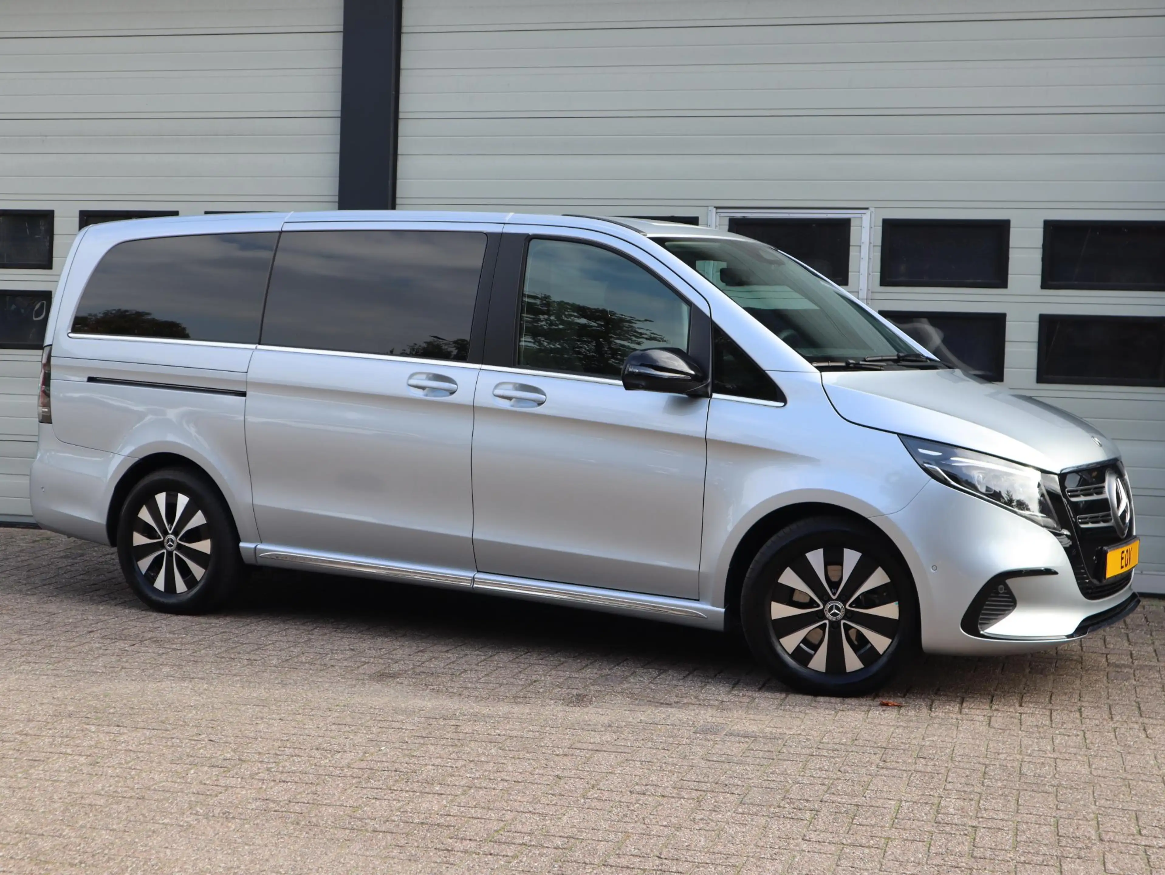 Mercedes-Benz EQV 300 90 kWh L2 Avantgarde AMG - elc. Schuif - AIRMATIC — photo 6