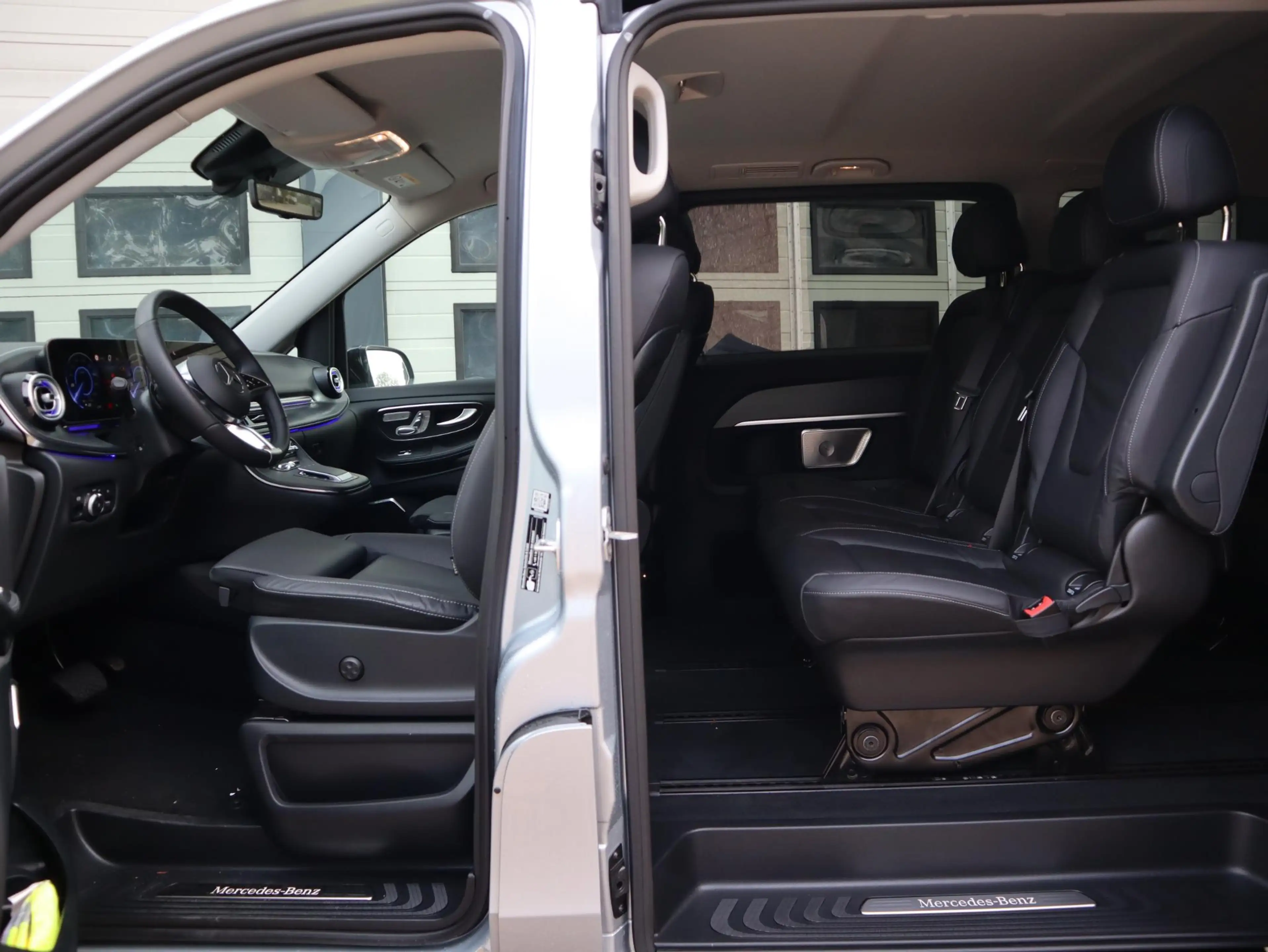 Mercedes-Benz EQV 300 90 kWh L2 Avantgarde AMG - elc. Schuif - AIRMATIC — photo 3