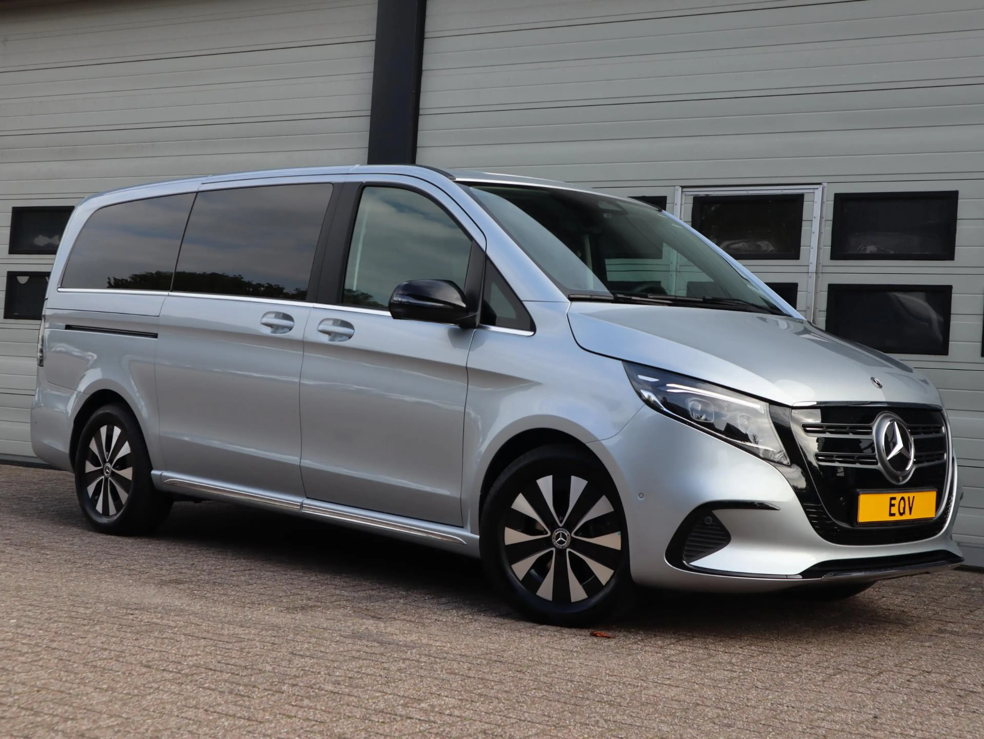 Mercedes-Benz EQV 300 90 kWh L2 Avantgarde AMG - elc. Schuif - AIRMATIC — photo 2
