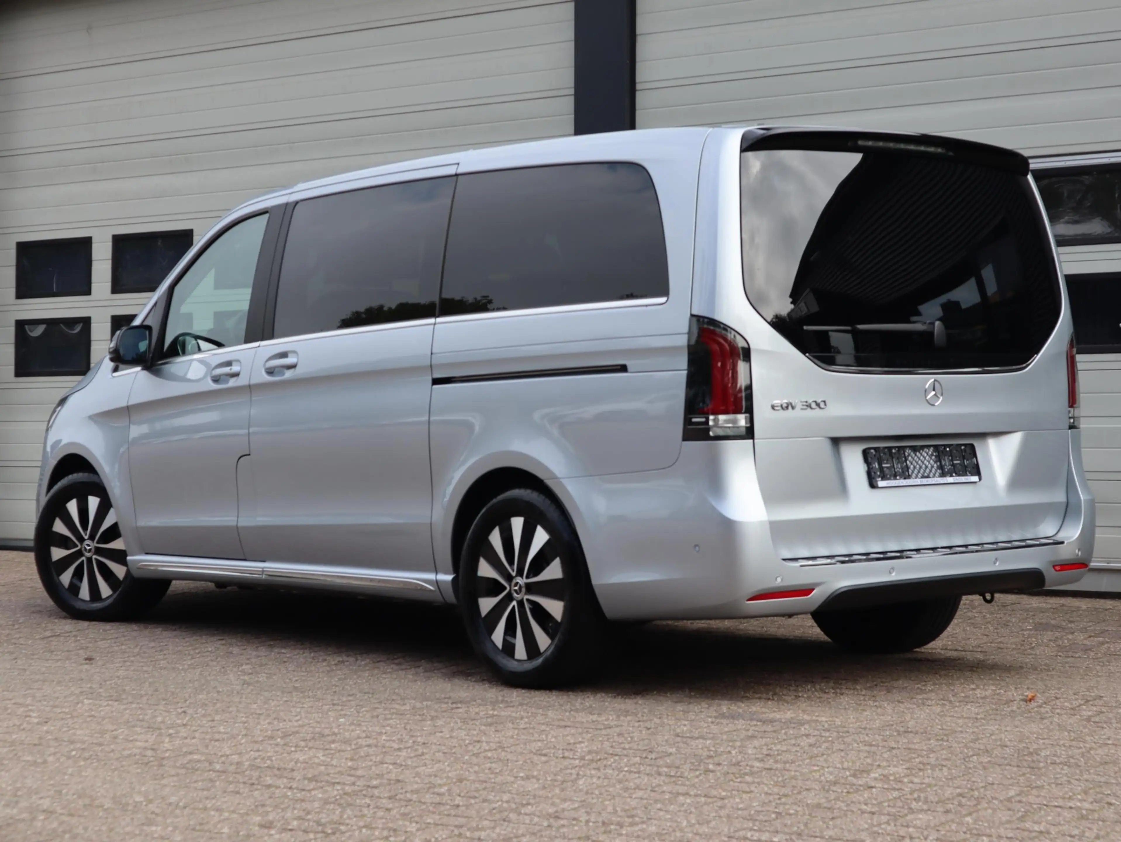 Mercedes-Benz EQV 300 90 kWh L2 Avantgarde AMG - elc. Schuif - AIRMATIC — photo 4