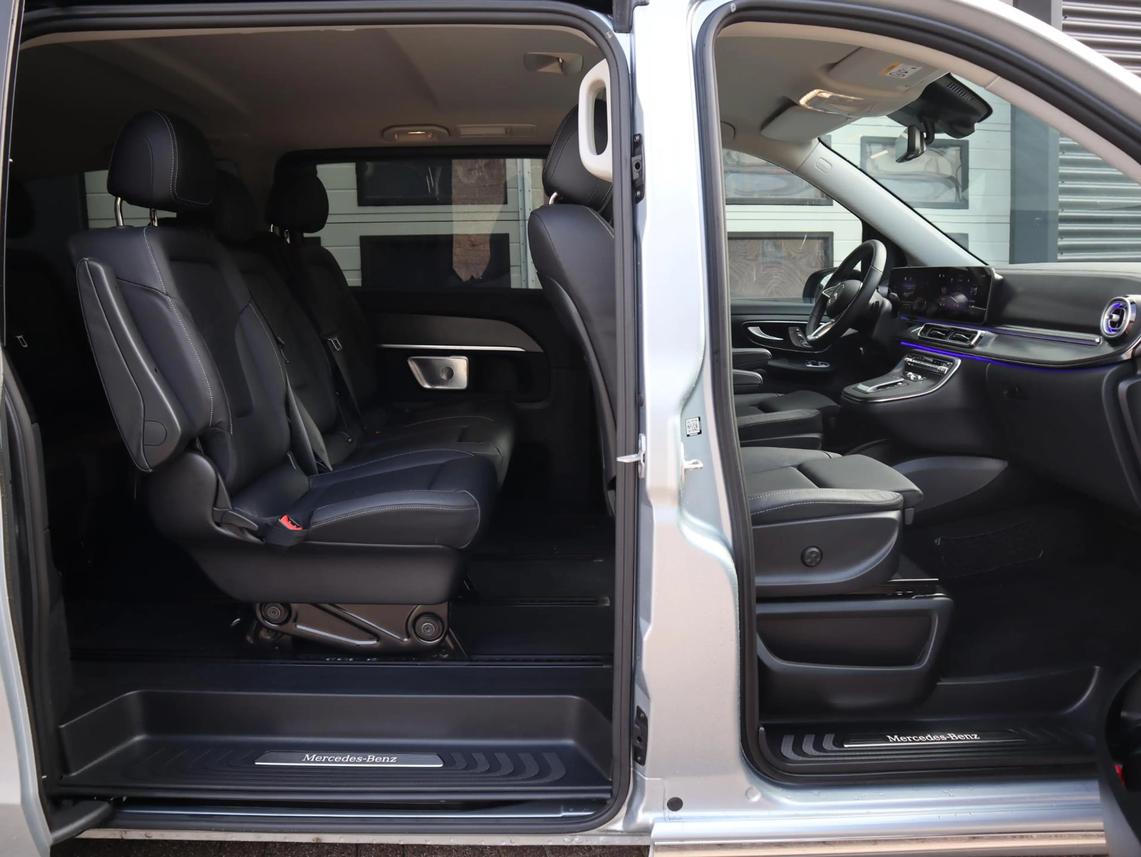 Mercedes-Benz EQV 300 90 kWh L2 Avantgarde AMG - elc. Schuif - AIRMATIC — photo 9