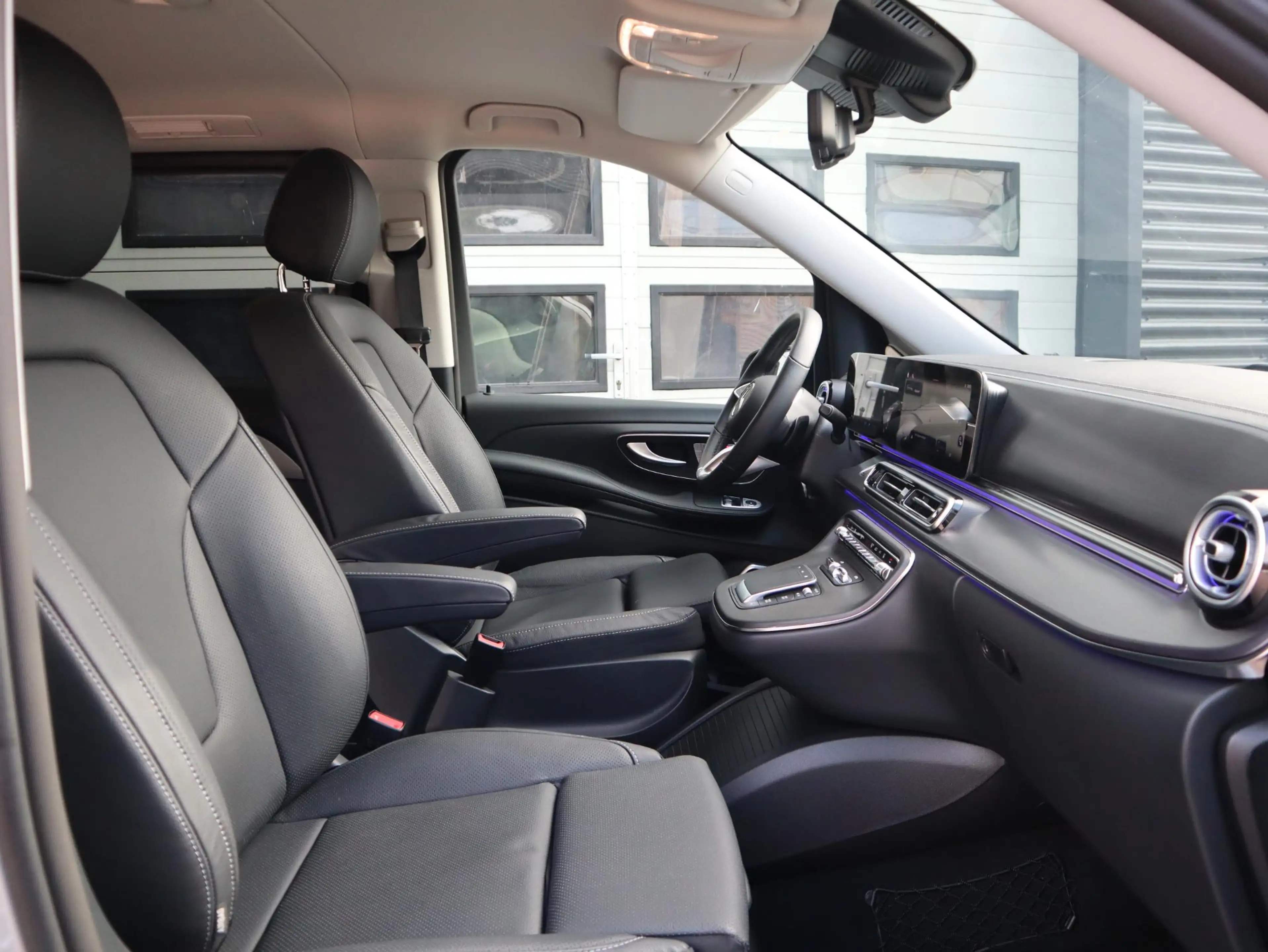 Mercedes-Benz EQV 300 90 kWh L2 Avantgarde AMG - elc. Schuif - AIRMATIC — photo 10