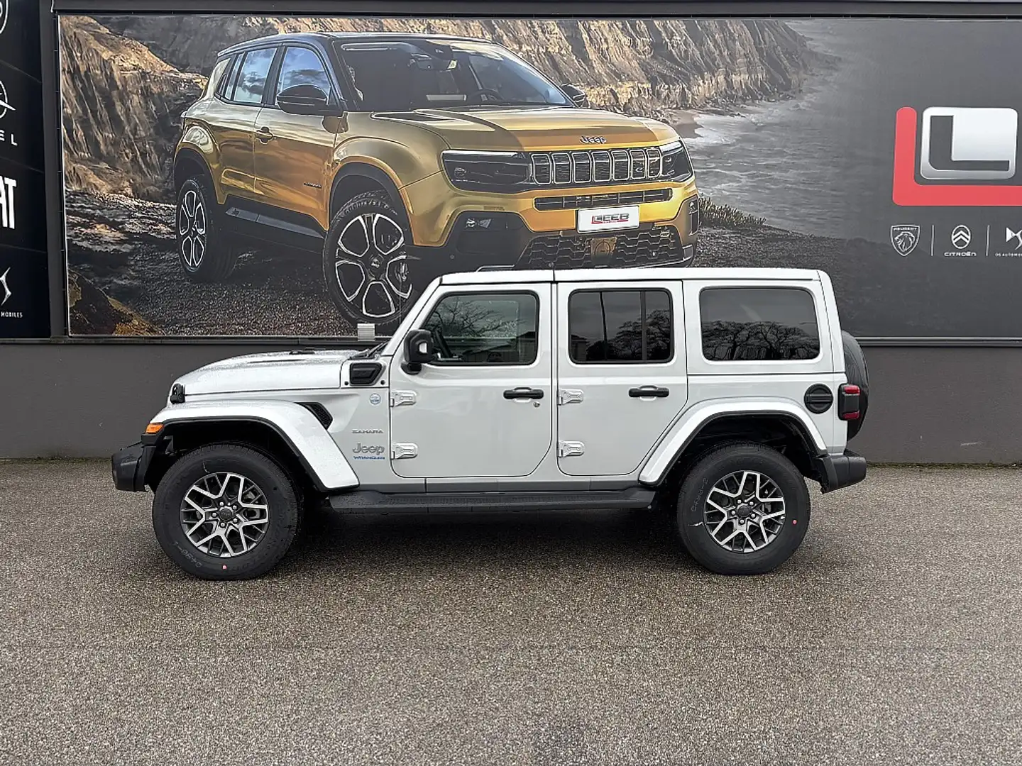 Jeep Wrangler Sahara 2.0 PHEV 380 PS AT 4xe Silber - 2