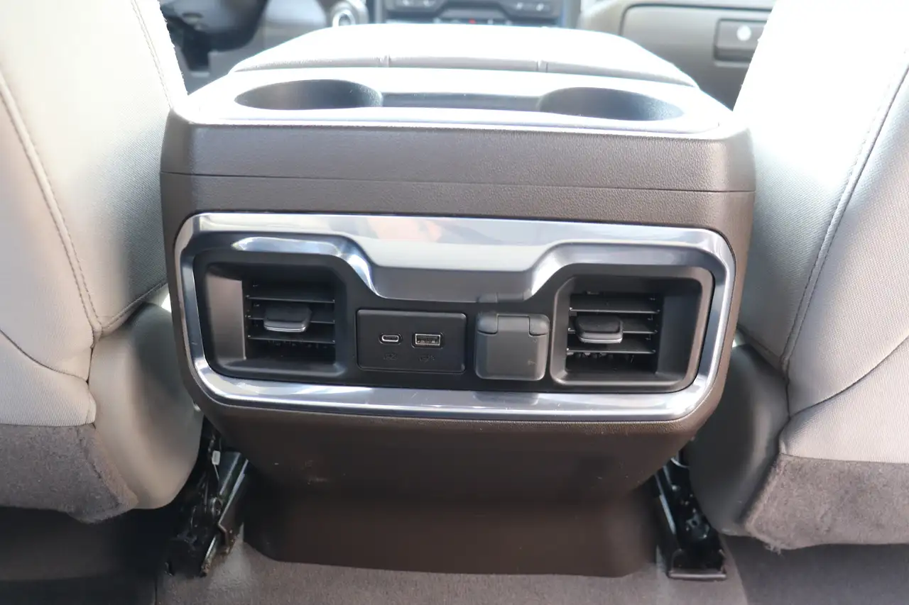 GMC Sierra 3500HD снимка GMC Sierra 3500HD