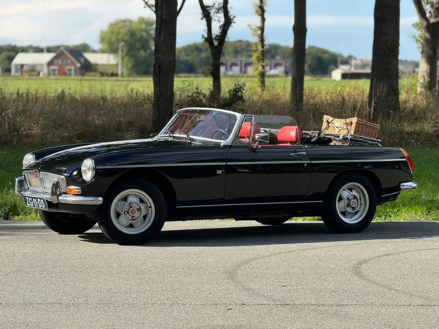 MG MGB 1.8 LHD | Bid now on SAVETHECLASSIX Zwart - 1