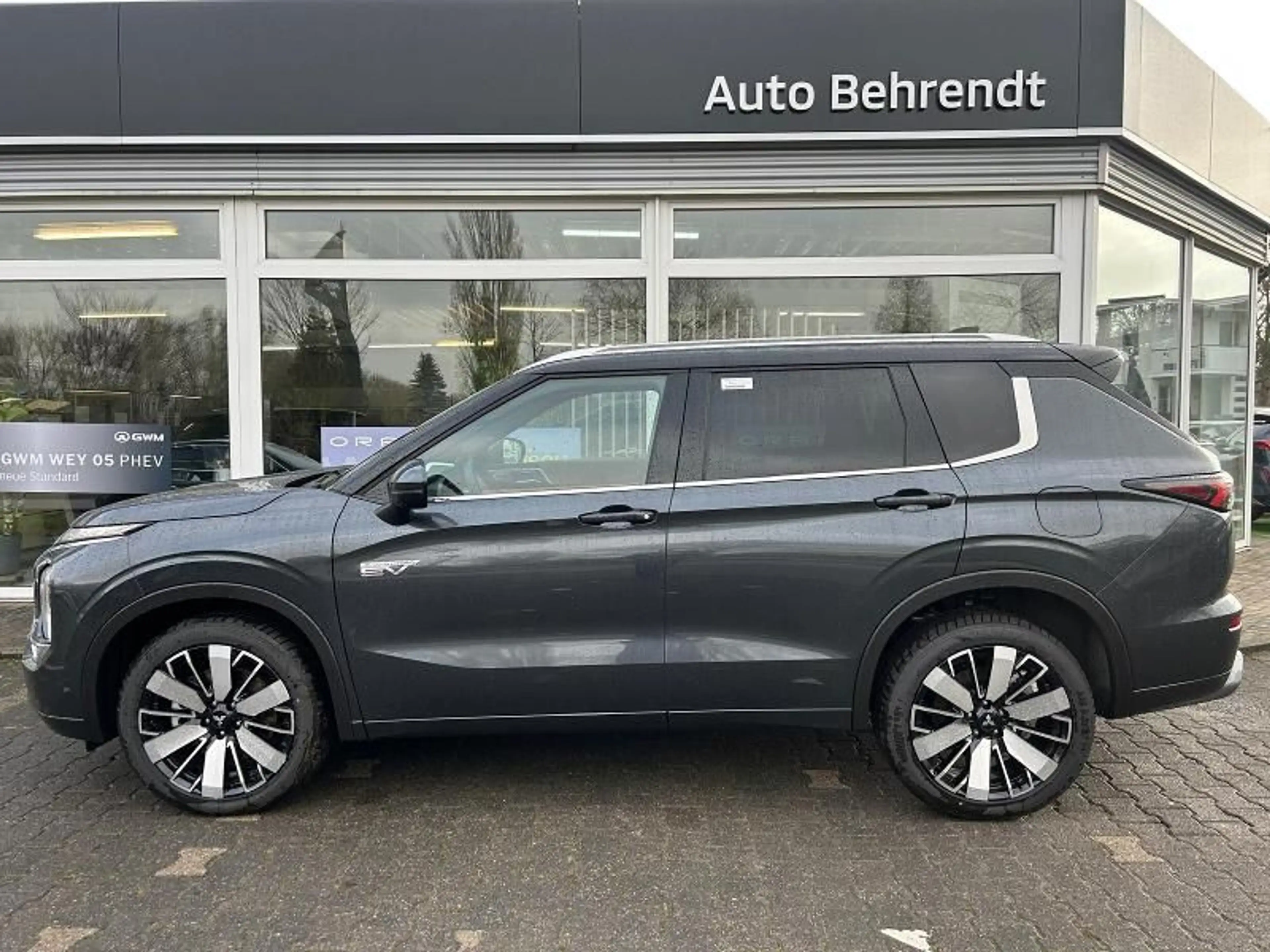 Mitsubishi Outlander 2.4L PHEV TOP Luxury-Paket 2-Farb*4WD* — photo 3