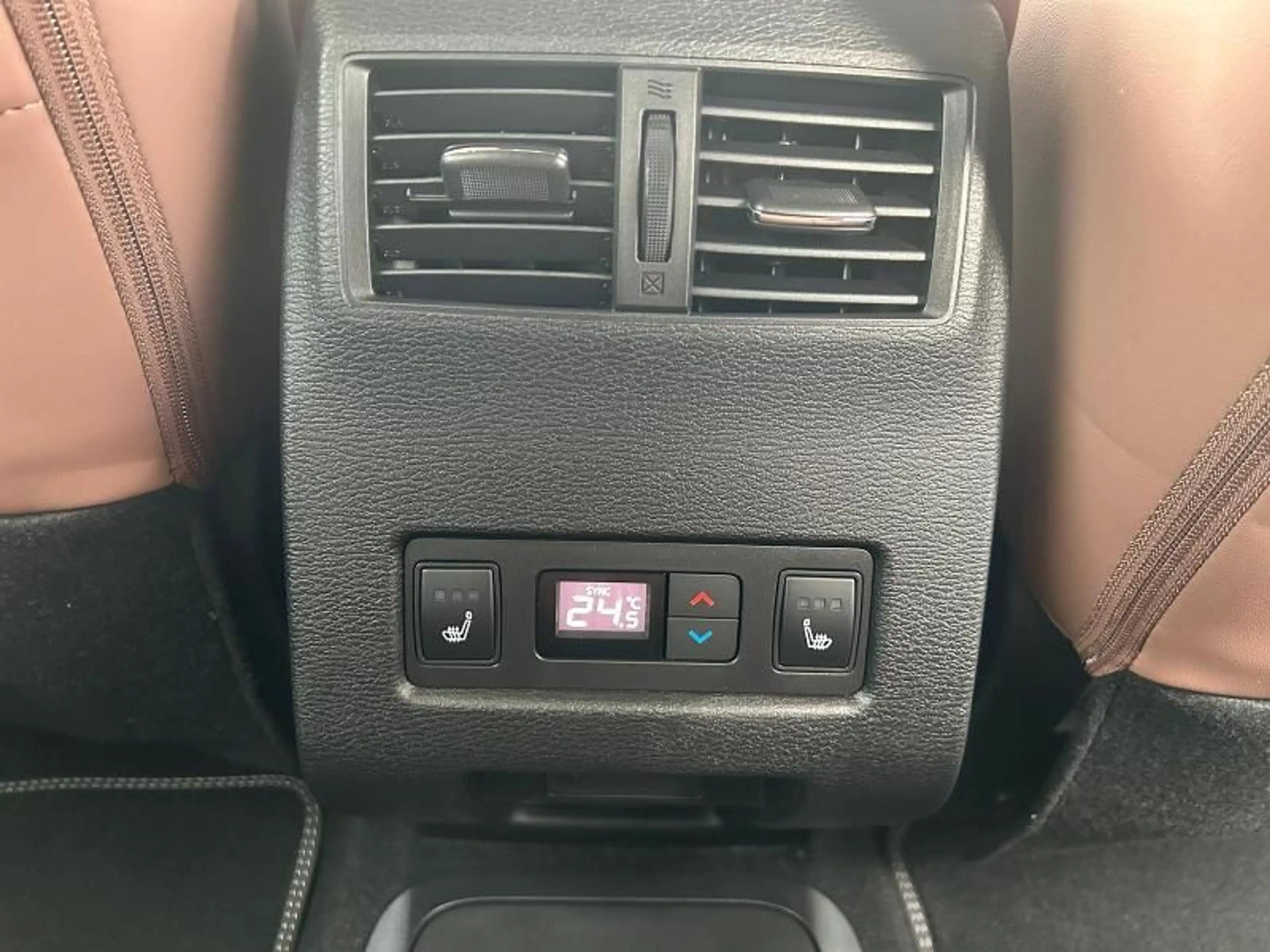 Mitsubishi Outlander 2.4L PHEV TOP Luxury-Paket 2-Farb*4WD* — photo 12