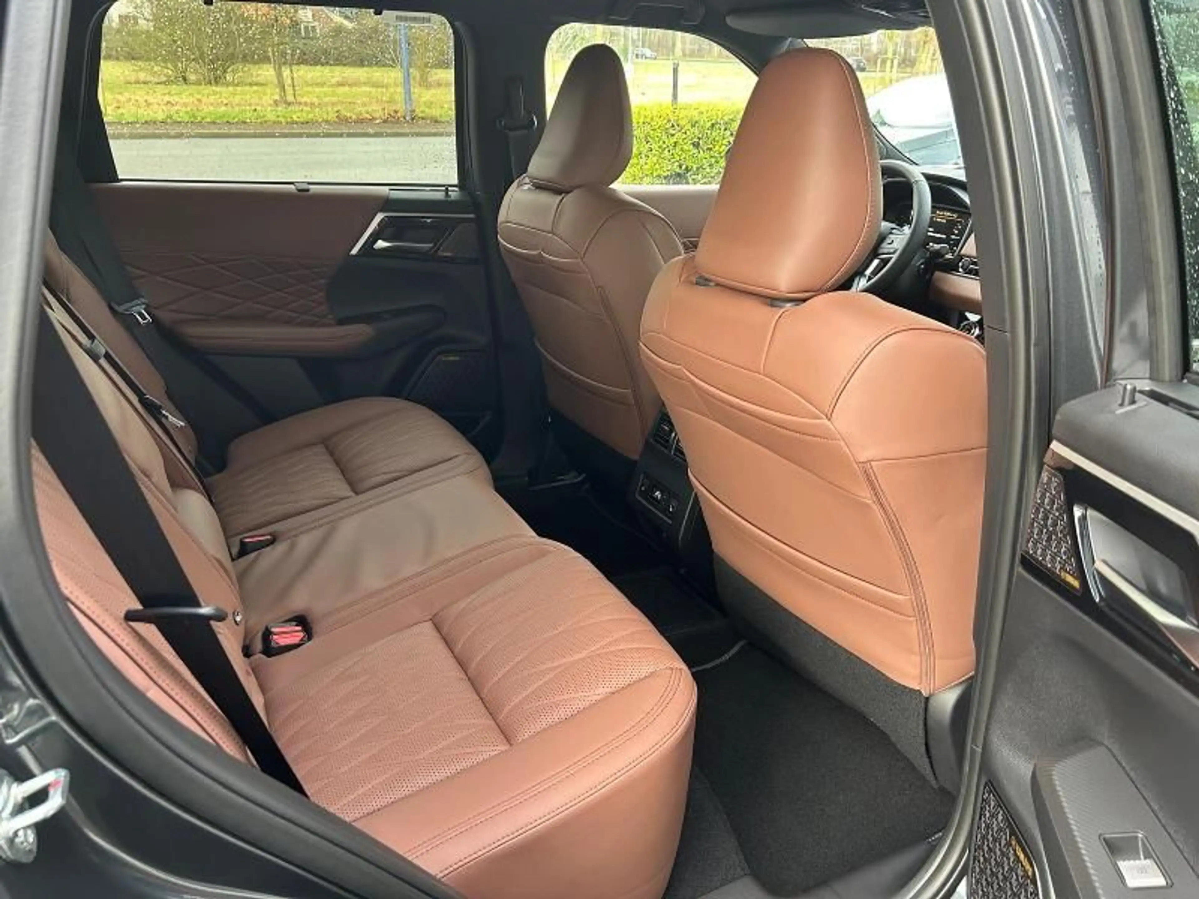 Mitsubishi Outlander 2.4L PHEV TOP Luxury-Paket 2-Farb*4WD* — photo 11