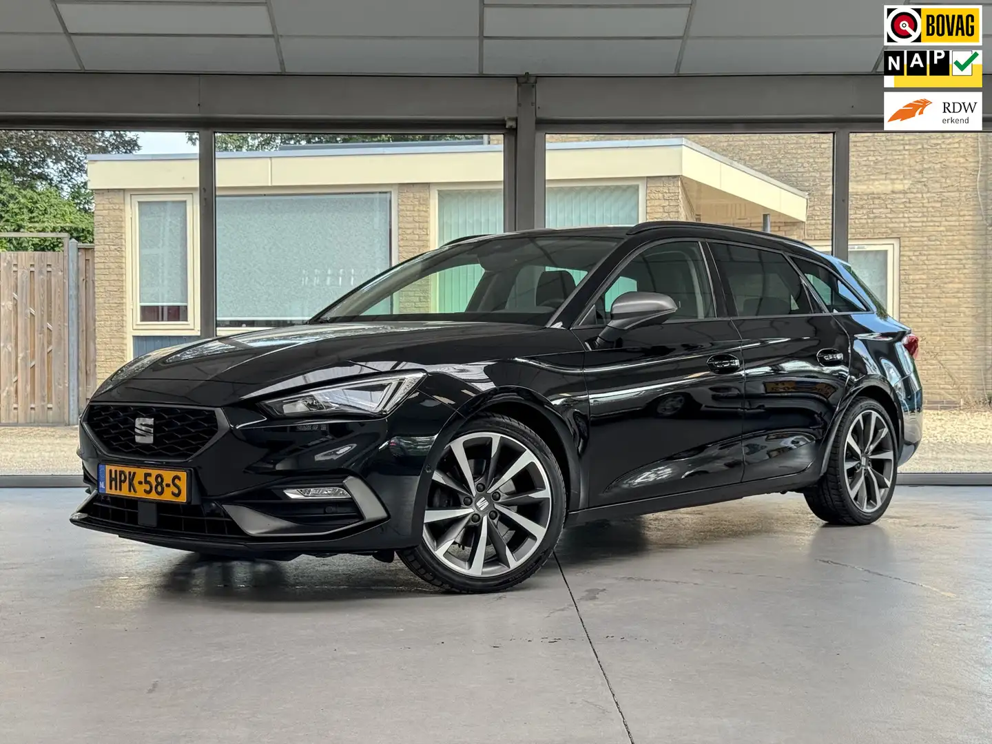 SEAT Leon Sportstourer 1.5 eTSI FR |Led|Trekhaak|Stoelverwar Zwart - 1