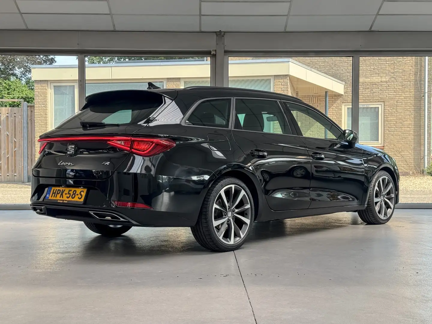 SEAT Leon Sportstourer 1.5 eTSI FR |Led|Trekhaak|Stoelverwar Zwart - 2