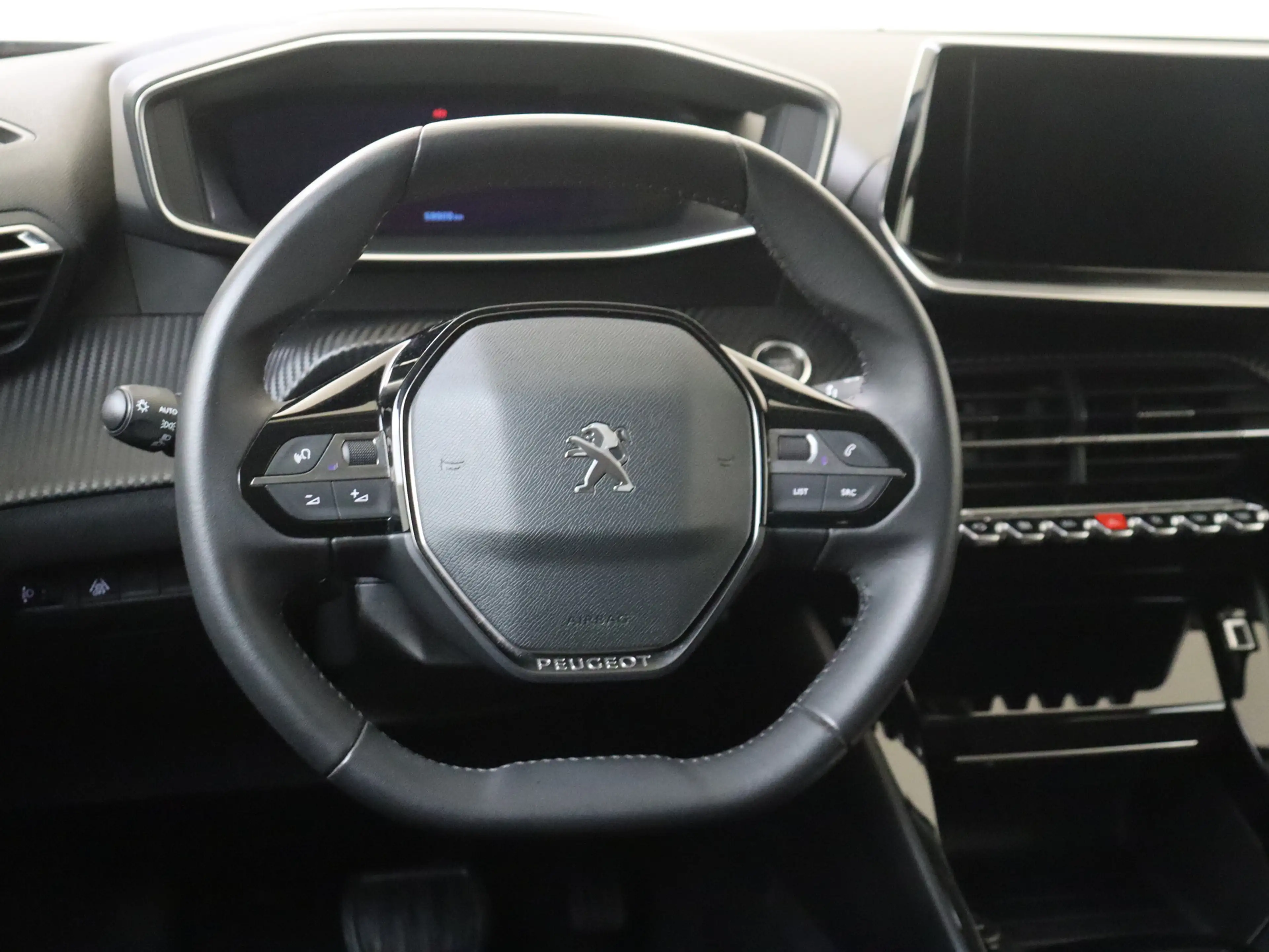 Peugeot e-2008 EV Allure Pack 50 kWh YP — photo 6
