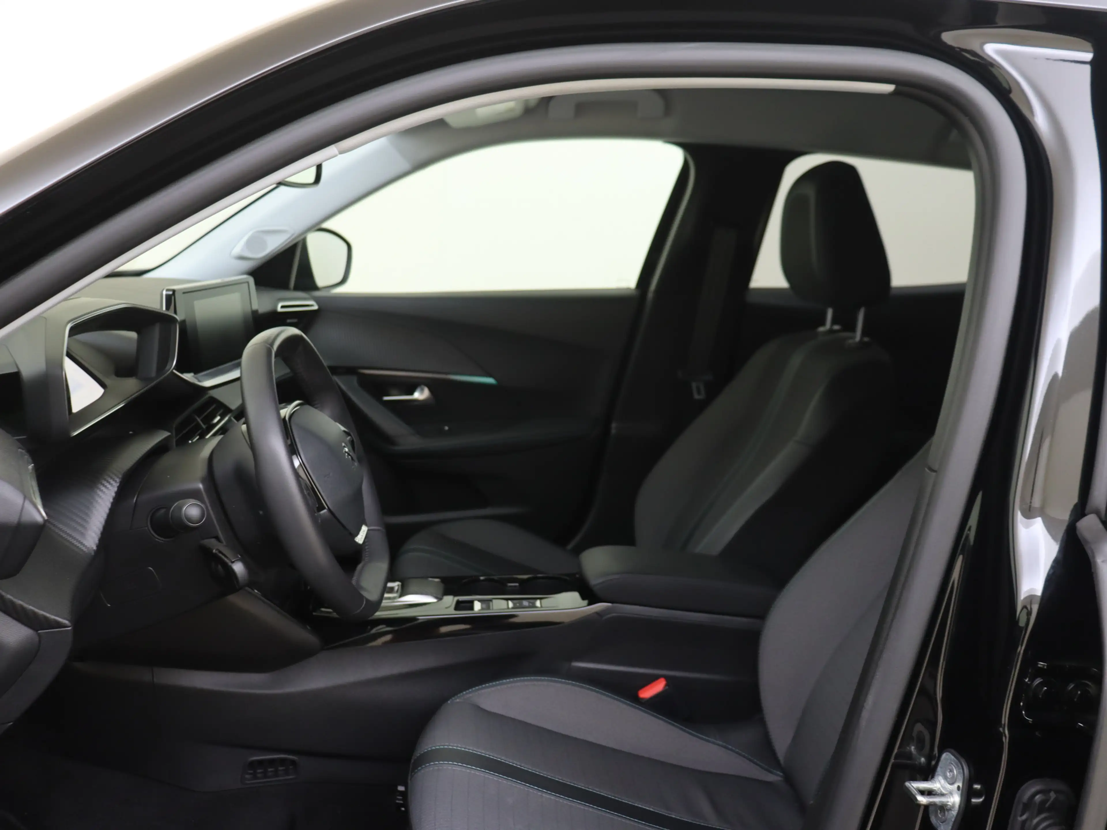 Peugeot e-2008 EV Allure Pack 50 kWh YP — photo 10