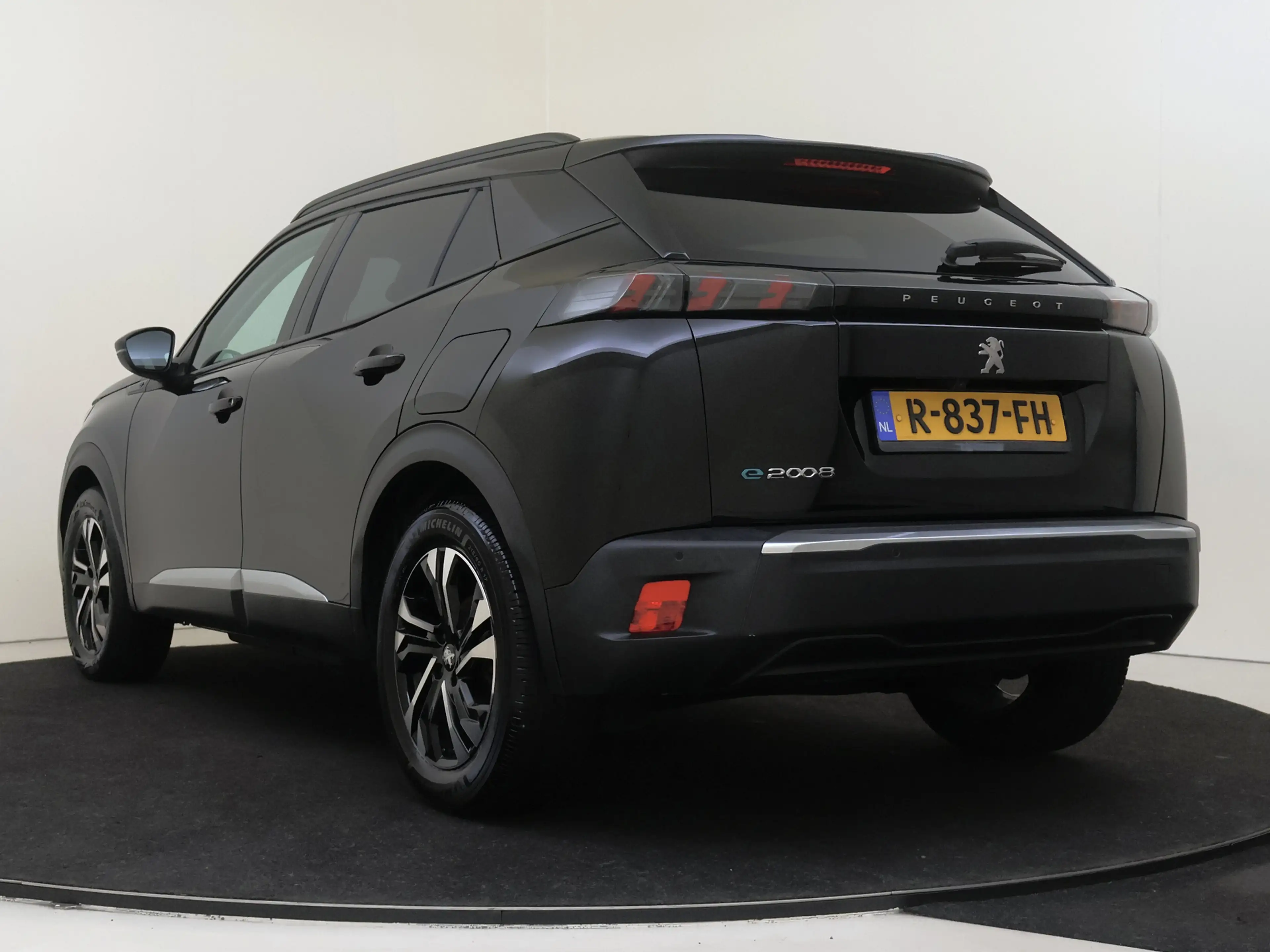 Peugeot e-2008 EV Allure Pack 50 kWh YP — photo 4