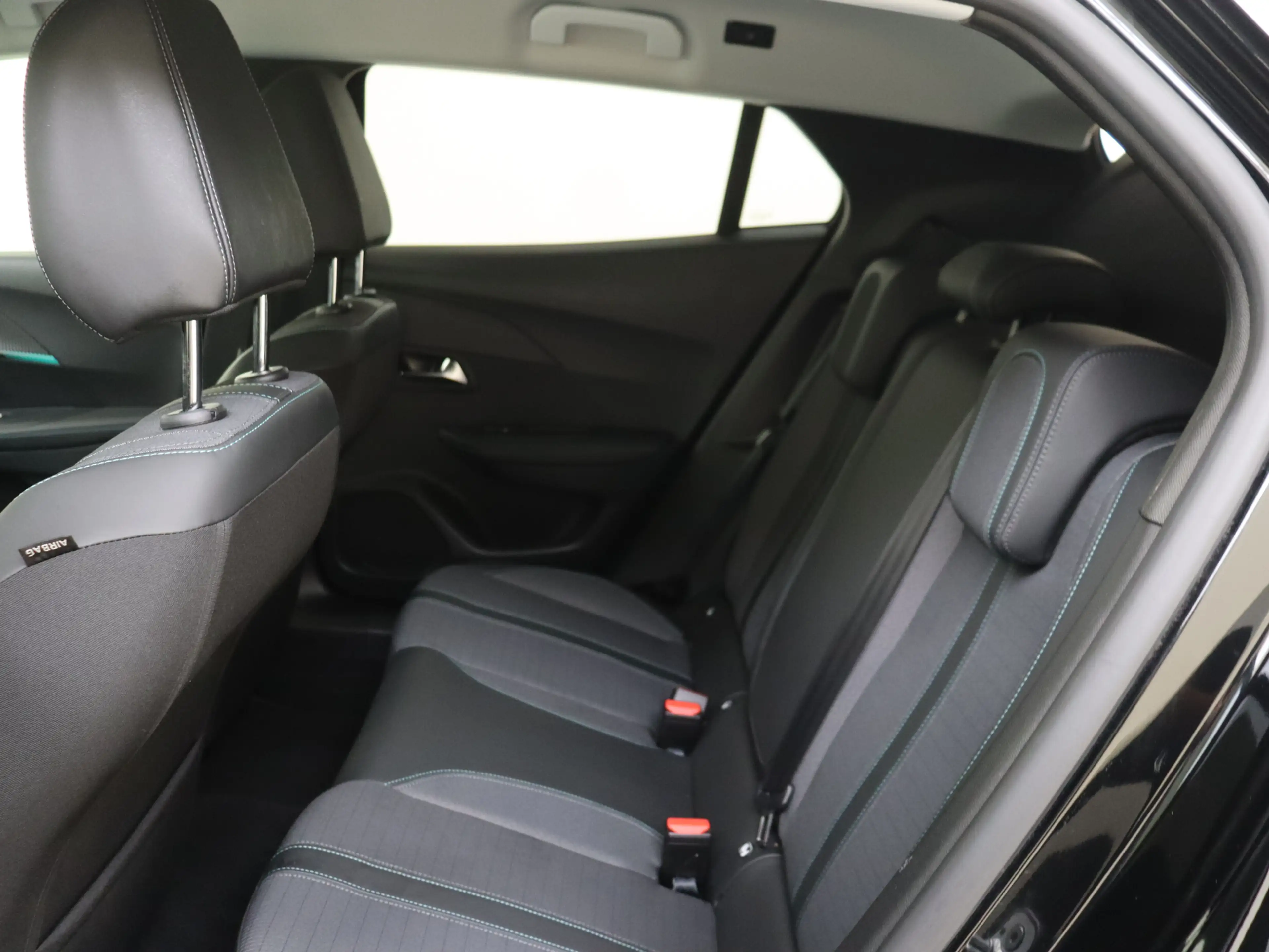 Peugeot e-2008 EV Allure Pack 50 kWh YP — photo 12