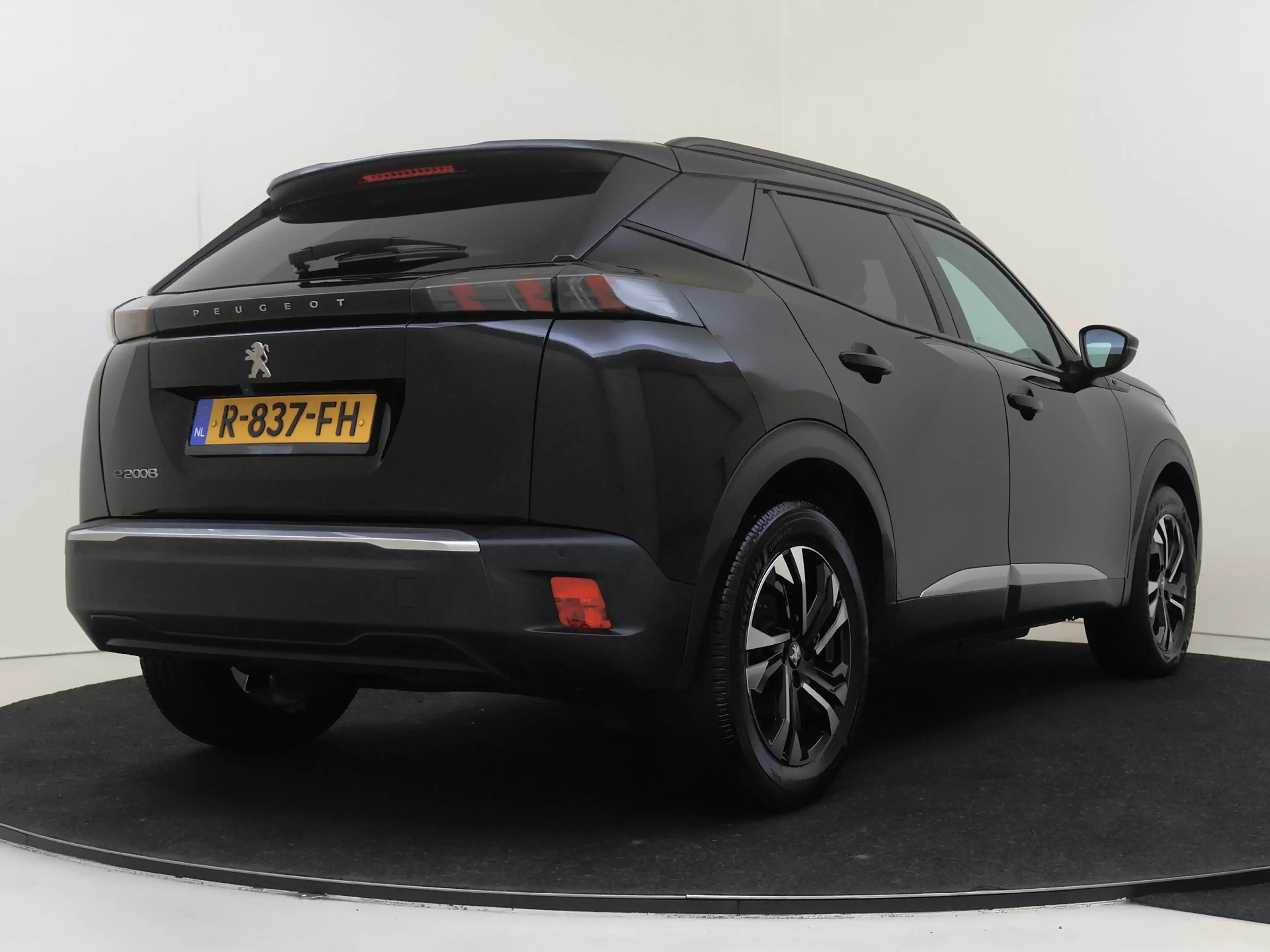 Peugeot e-2008 EV Allure Pack 50 kWh YP — photo 11