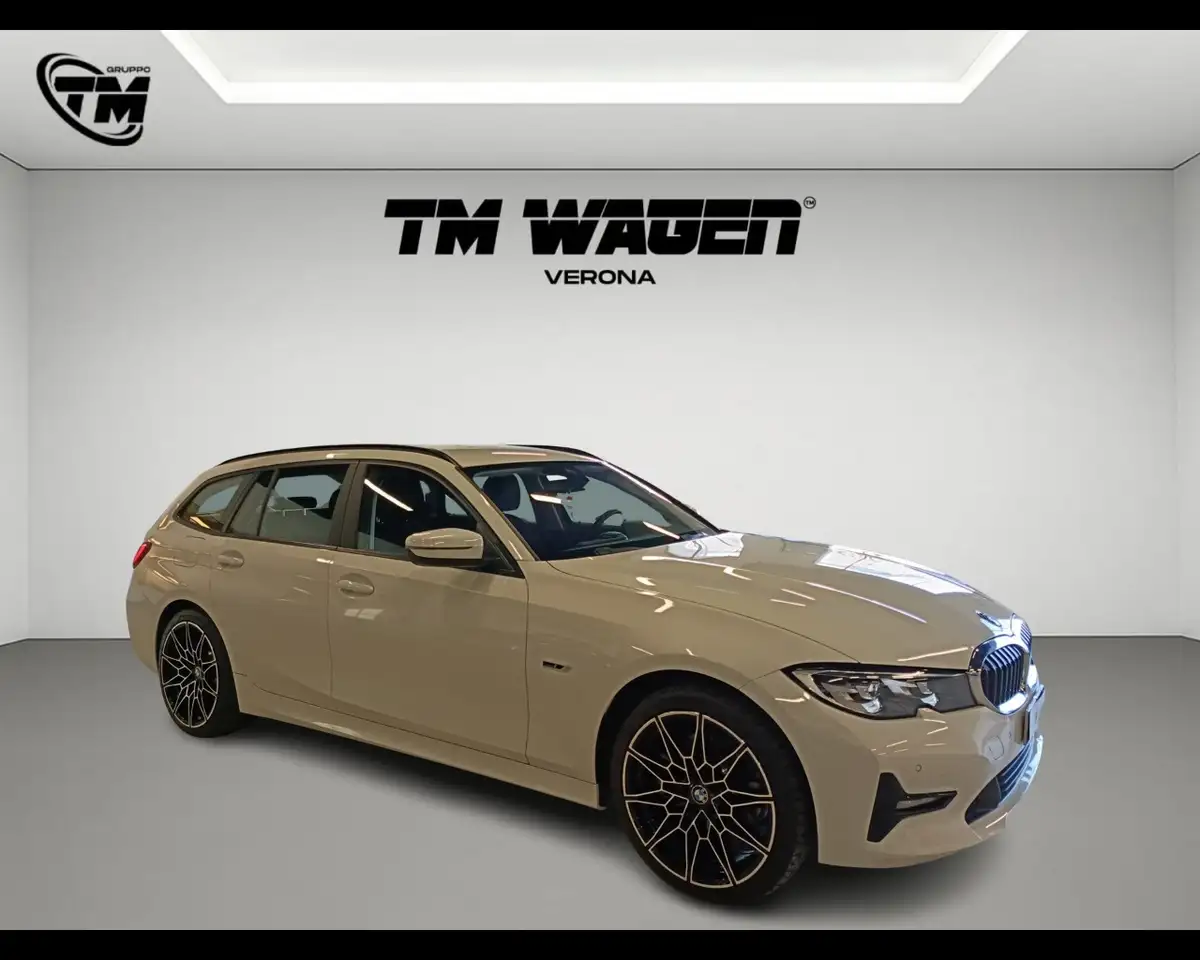 2022 BMW 320 e Touring, photograph 7