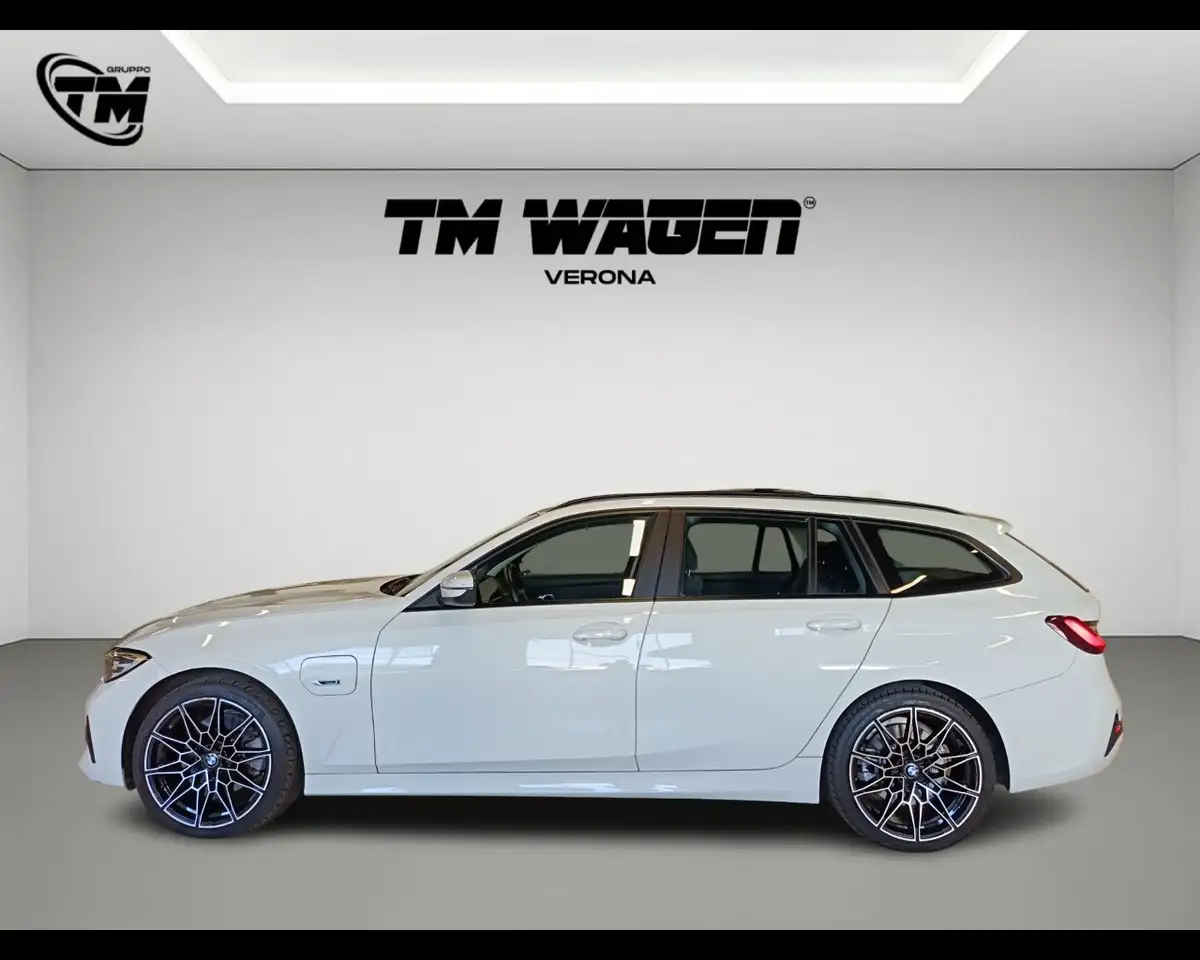 2022 BMW 320 e Touring, photograph 2