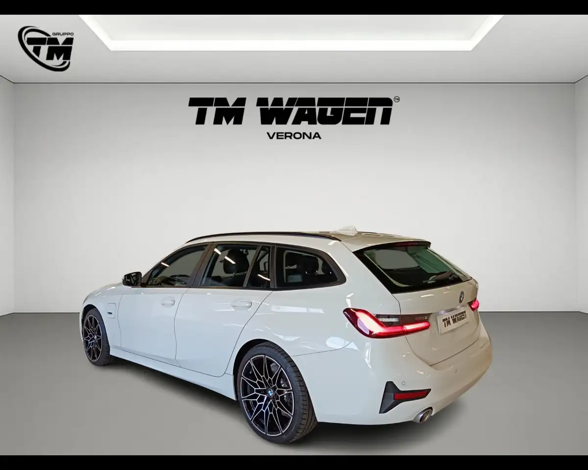 2022 BMW 320 e Touring, photograph 4