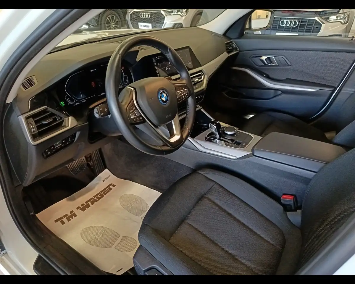 2022 BMW 320 e Touring, photograph 10