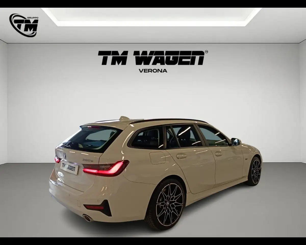 2022 BMW 320 e Touring, photograph 5