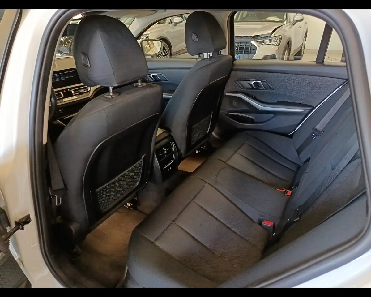 2022 BMW 320 e Touring, photograph 12