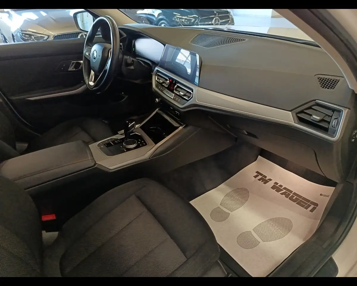 2022 BMW 320 e Touring, photograph 11