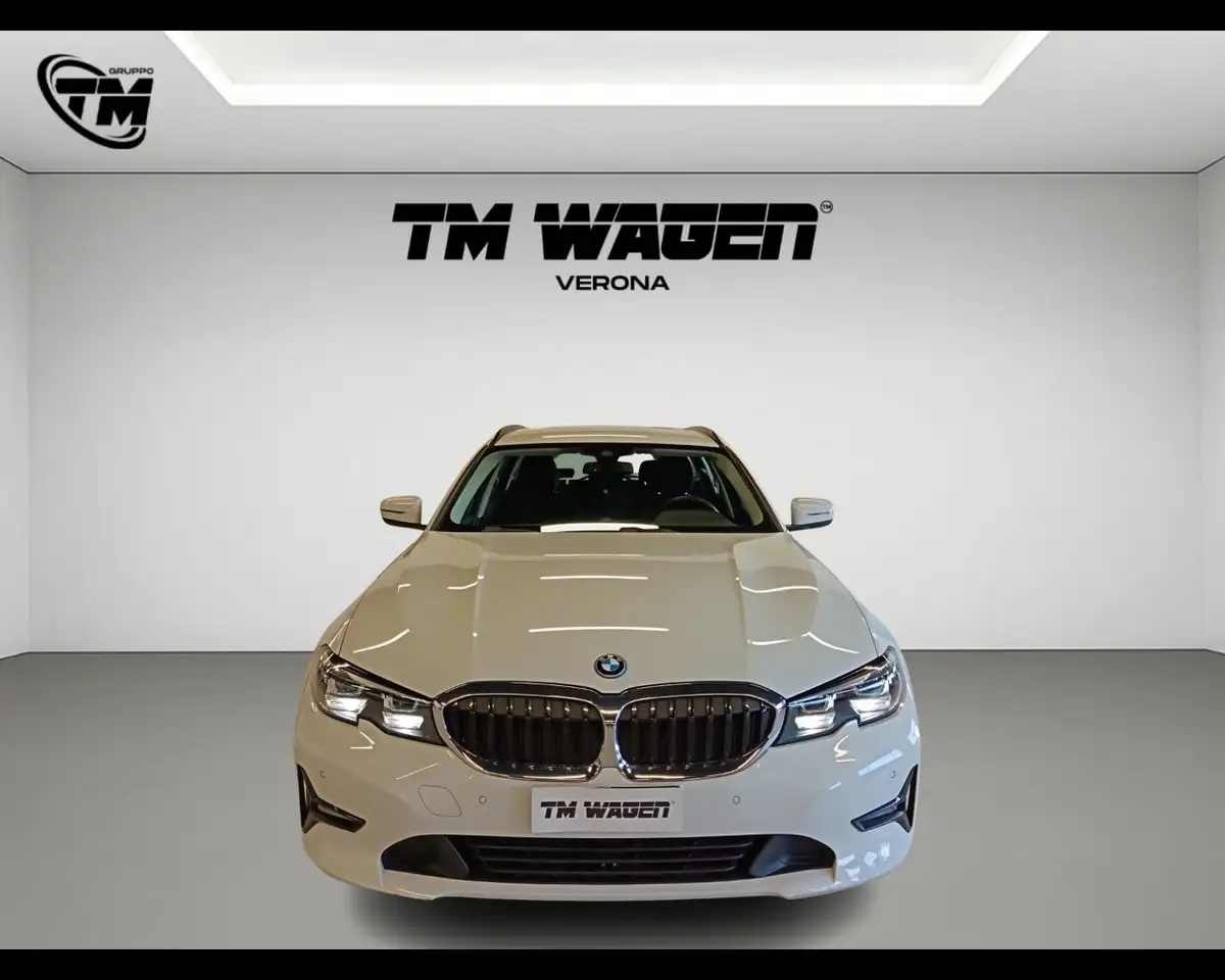 2022 BMW 320 e Touring, photograph 8