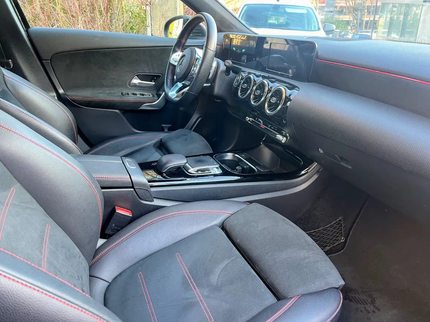 Mercedes-Benz A 200 AMG Line Schwarz - 2