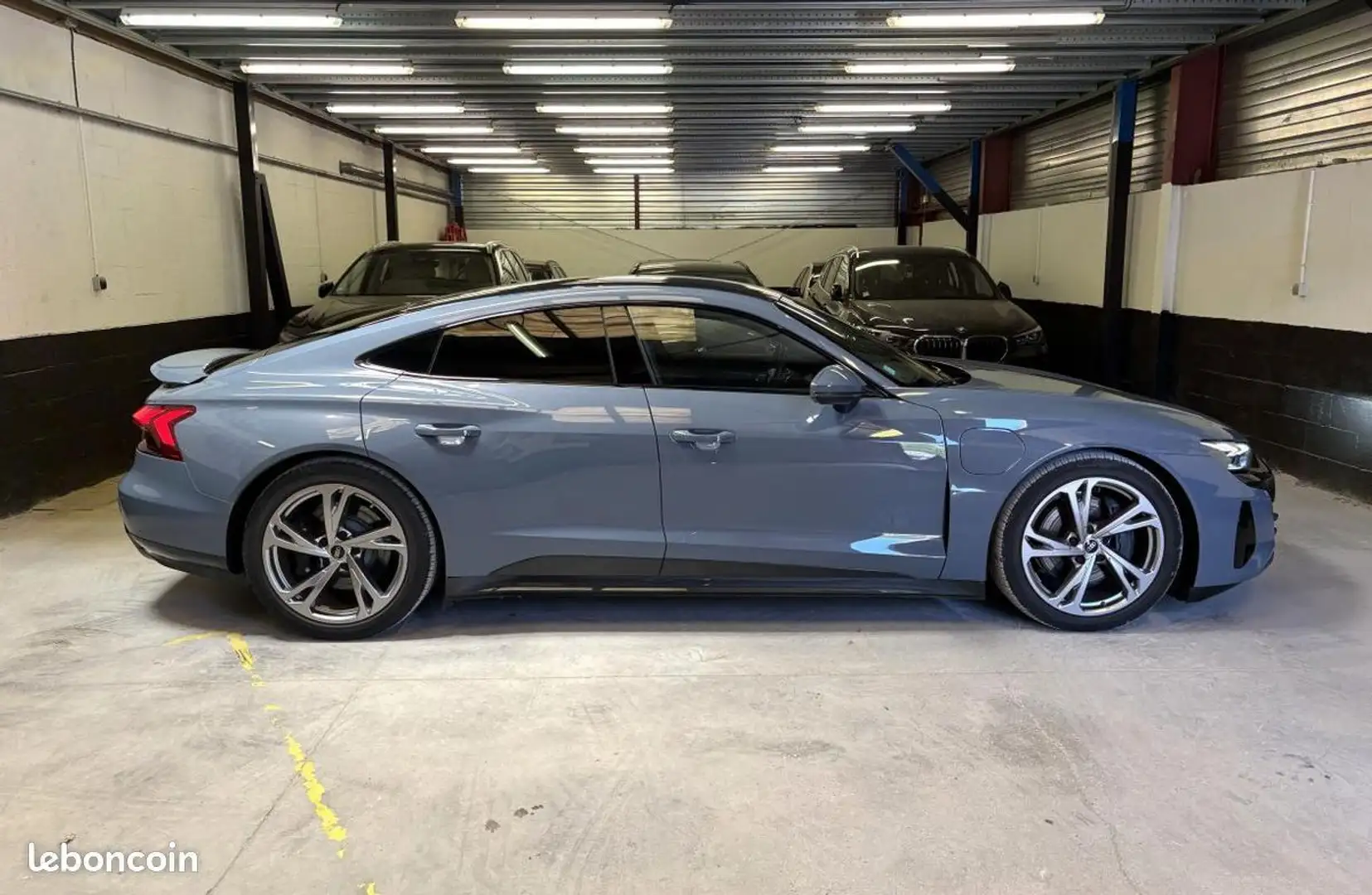 Audi e-tron GT 476 ch quattro 1e main Origine FR Gris - 2