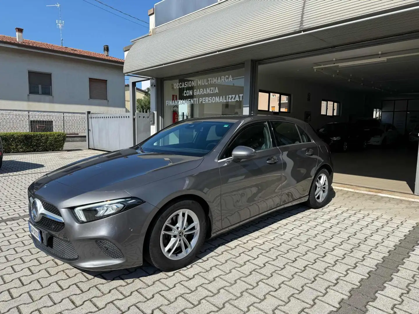 Mercedes-Benz A 180 Automatic Business Extra Gris - 2