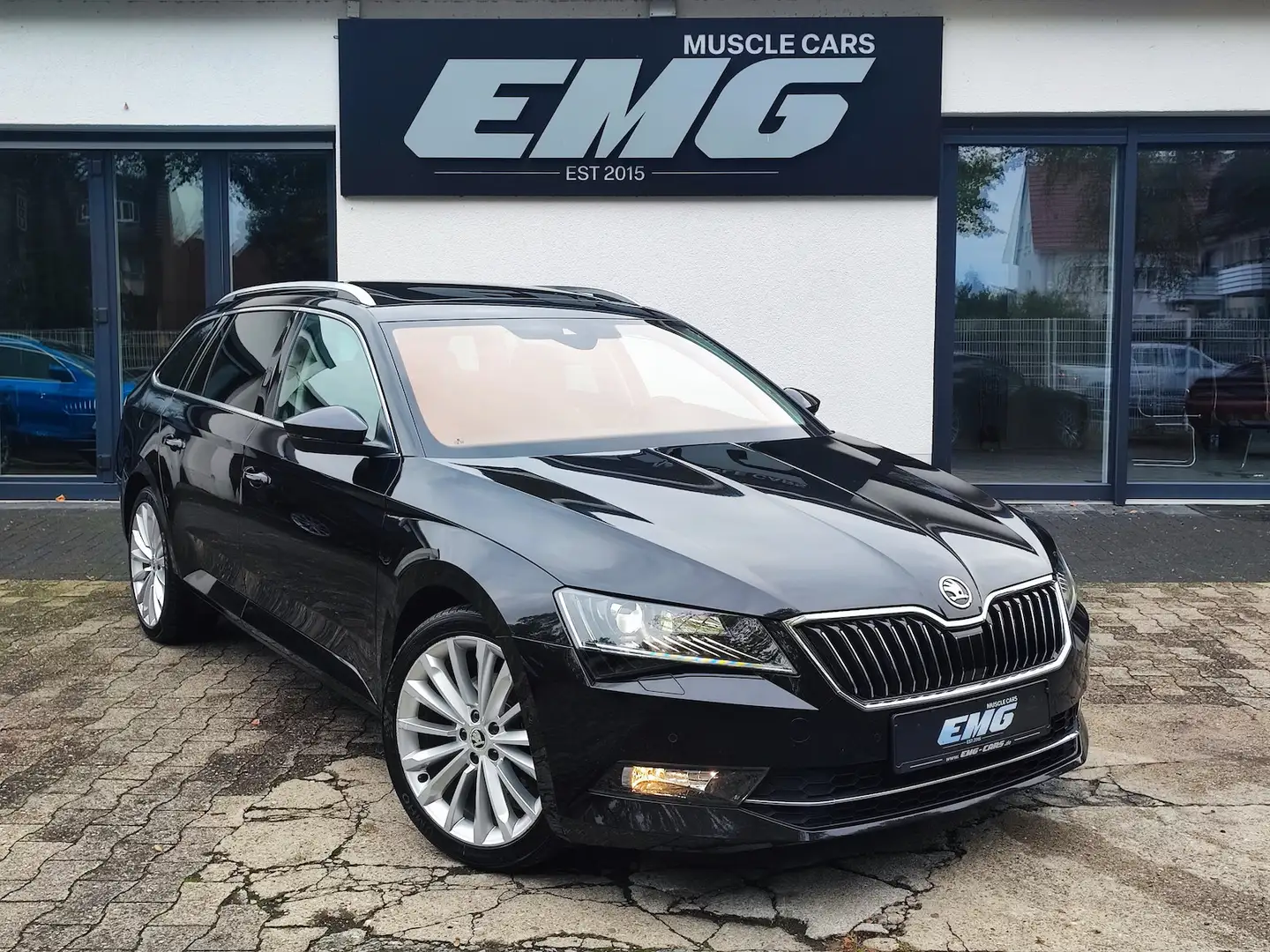 Skoda Superb Combi 2.0 TDI STYLE*BI-XENON*PANO*LEDER*AHK Noir - 1