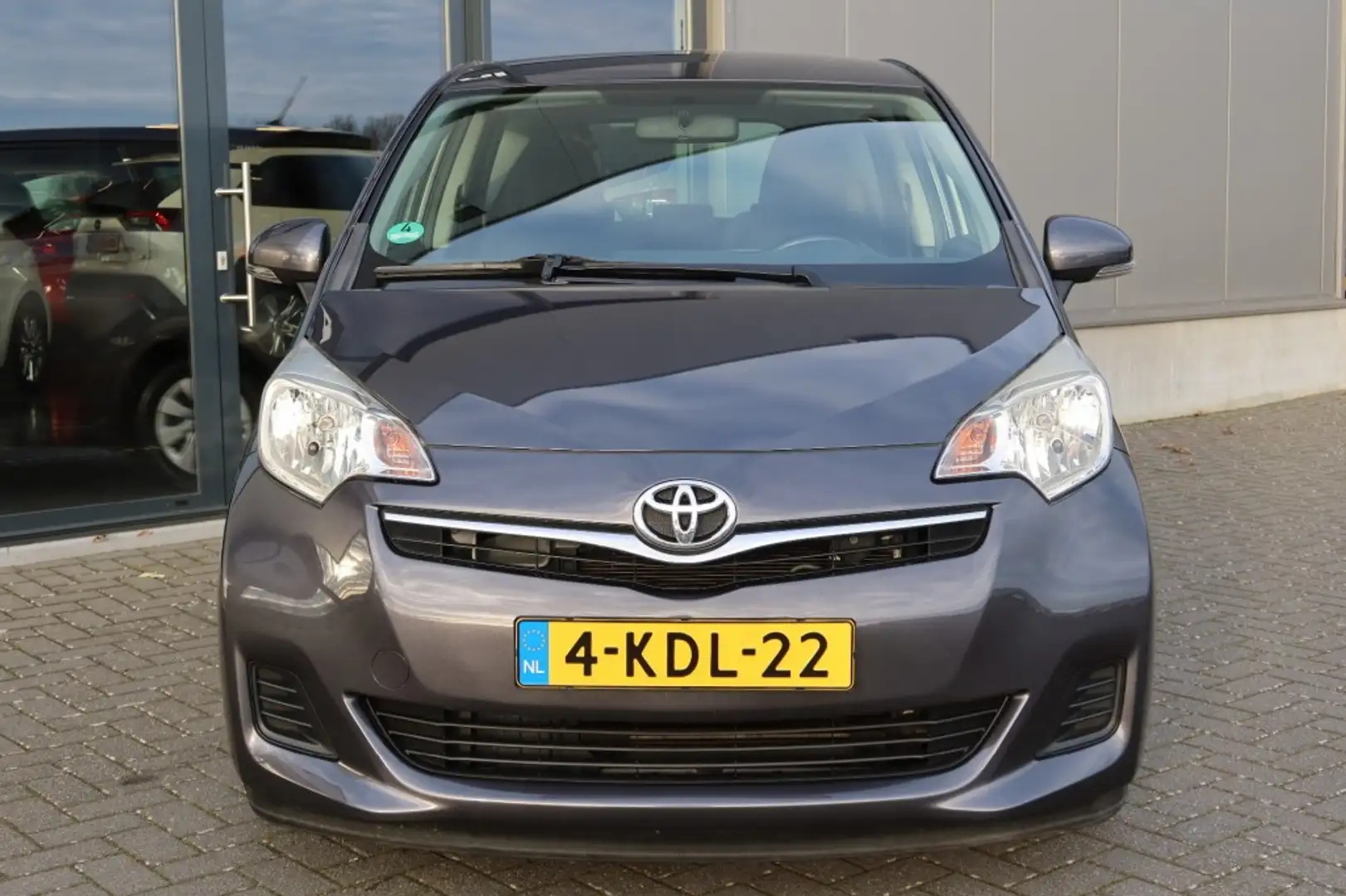 Toyota Verso-S 1.3 VVT-i AUTOMAAT Comfort Plus Airco, Trekhaak, D Gris - 2