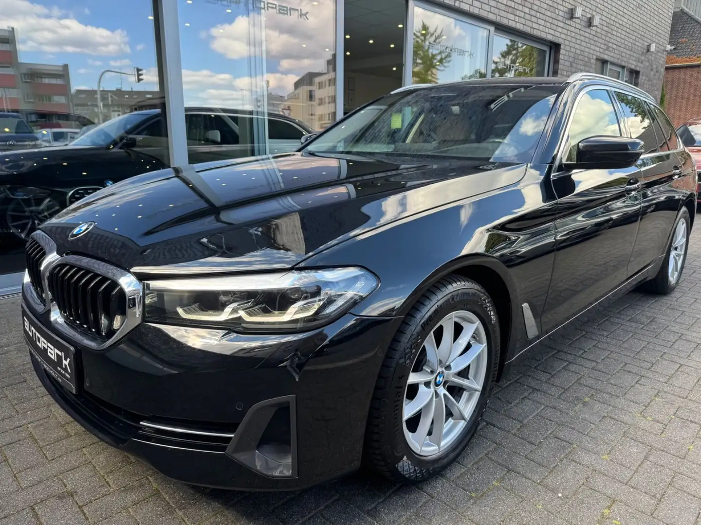 BMW 520 d T HUD KAMERA ACC 4xSHZ 4-Zonen Memory AHK Noir - 1