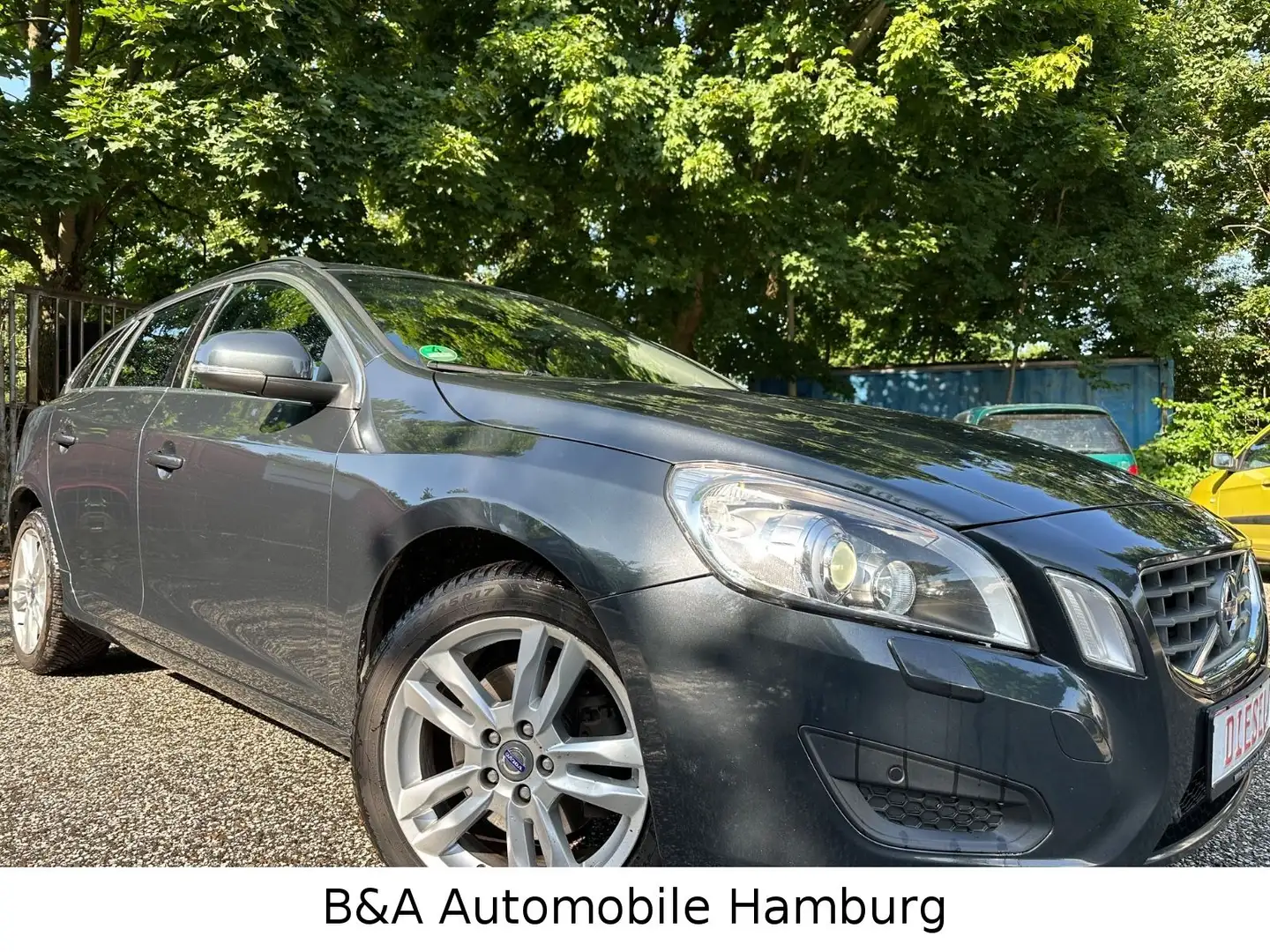 Volvo V60 Kombi Momentum 2 Hand+Tüv/Au Neu+Scheckheft Gris - 1