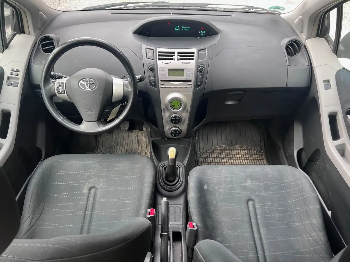 Toyota Yaris 1.3 VVT-i 87cv Sol Gris - 2