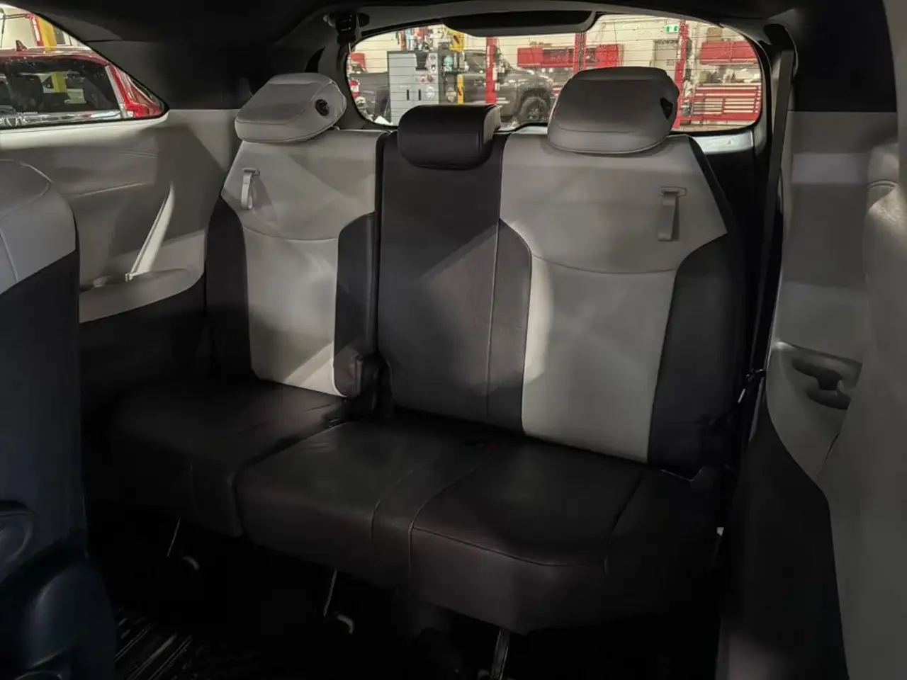 Toyota Sienna снимка Toyota Sienna