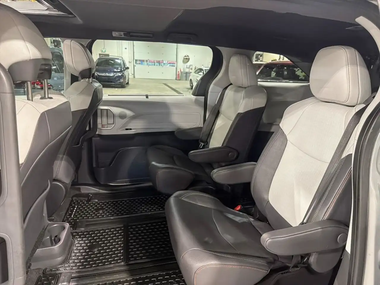 Toyota Sienna снимка Toyota Sienna