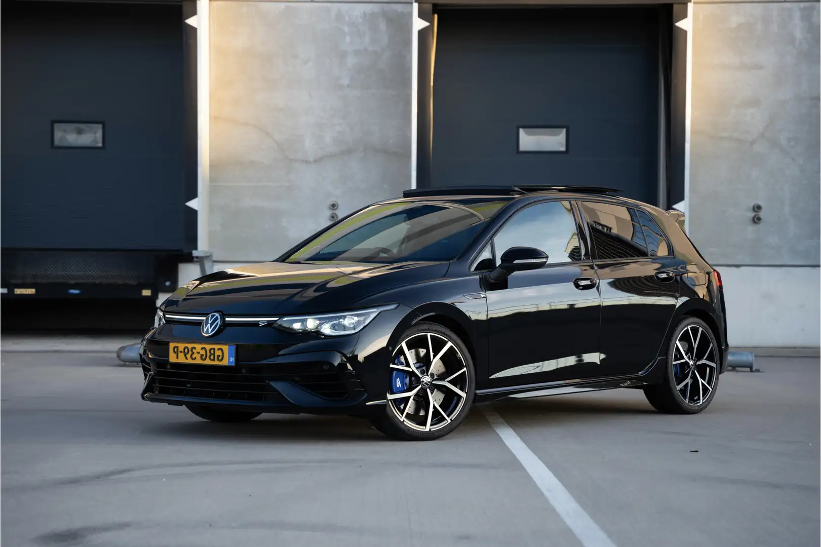 Volkswagen Golf 2.0 TSI R 4Motion/Pano/IQ/AKRA/H+K/5J-Garantie Zwart - 1