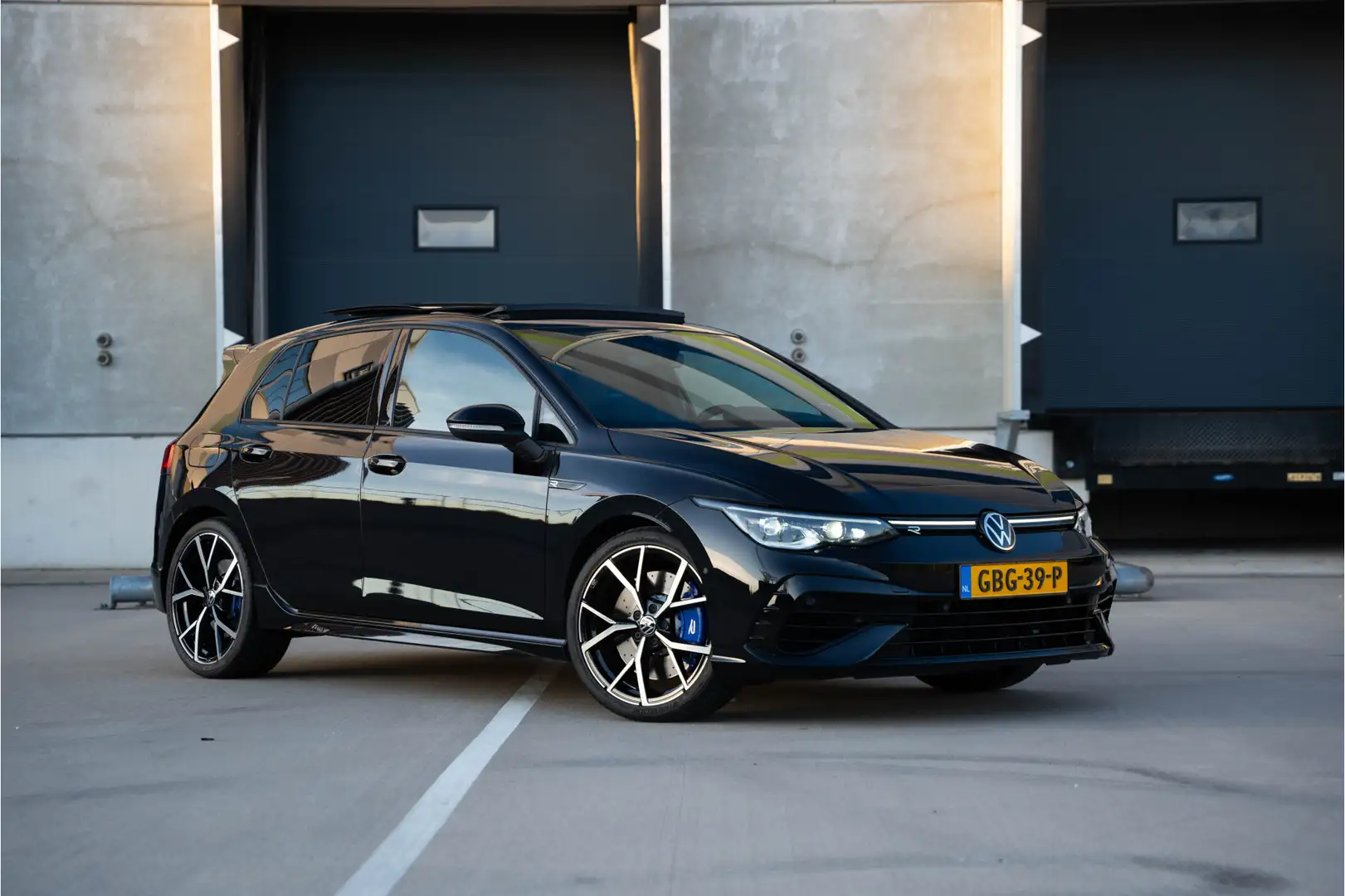 Volkswagen Golf 2.0 TSI R 4Motion/Pano/IQ/AKRA/H+K/5J-Garantie Zwart - 2