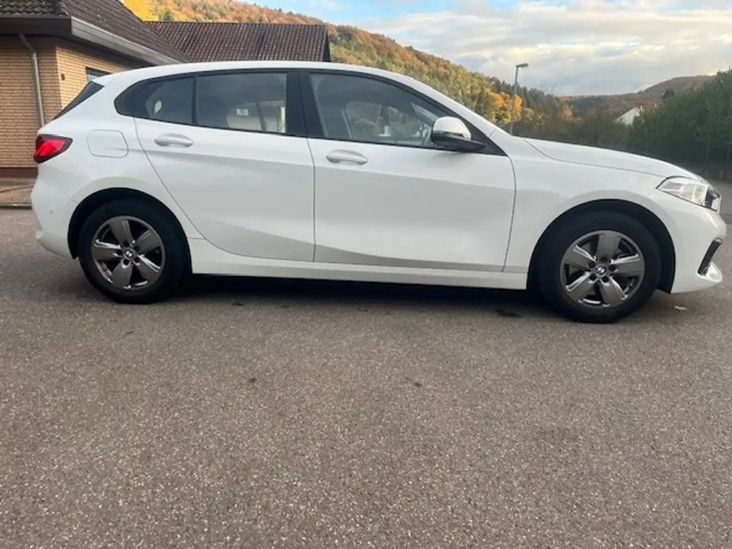 BMW 118 118 i Advantage/1.Hd/Led/Navi/LiveCP/SHZ/AppleCar/ Weiß - 2