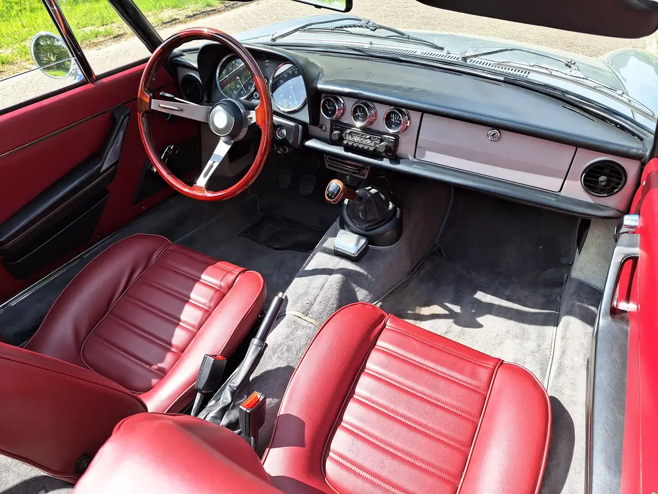 Alfa Romeo Spider 1600 coda tronca (1979) zilver/rood, gerestaureerd, foto 7