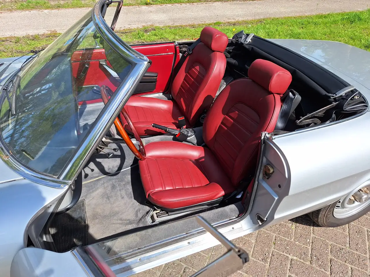 Alfa Romeo Spider 1600 coda tronca (1979) zilver/rood, gerestaureerd, foto 10