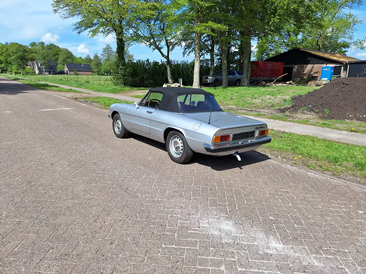 Alfa Romeo Spider 1600 coda tronca (1979) zilver/rood, gerestaureerd, foto 2